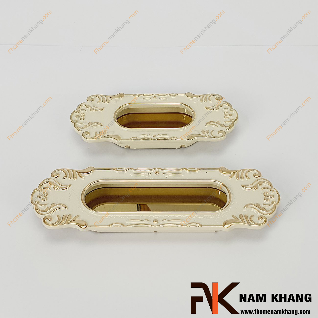 Tay nắm âm tủ kiểu cổ màu trắng vàng NK104-VT là một mẫu sản phẩm nằm trong bộ sưu tập các thiết kế mang phong cách cổ lấy cảm hứng từ thời phong kiến đời trước.