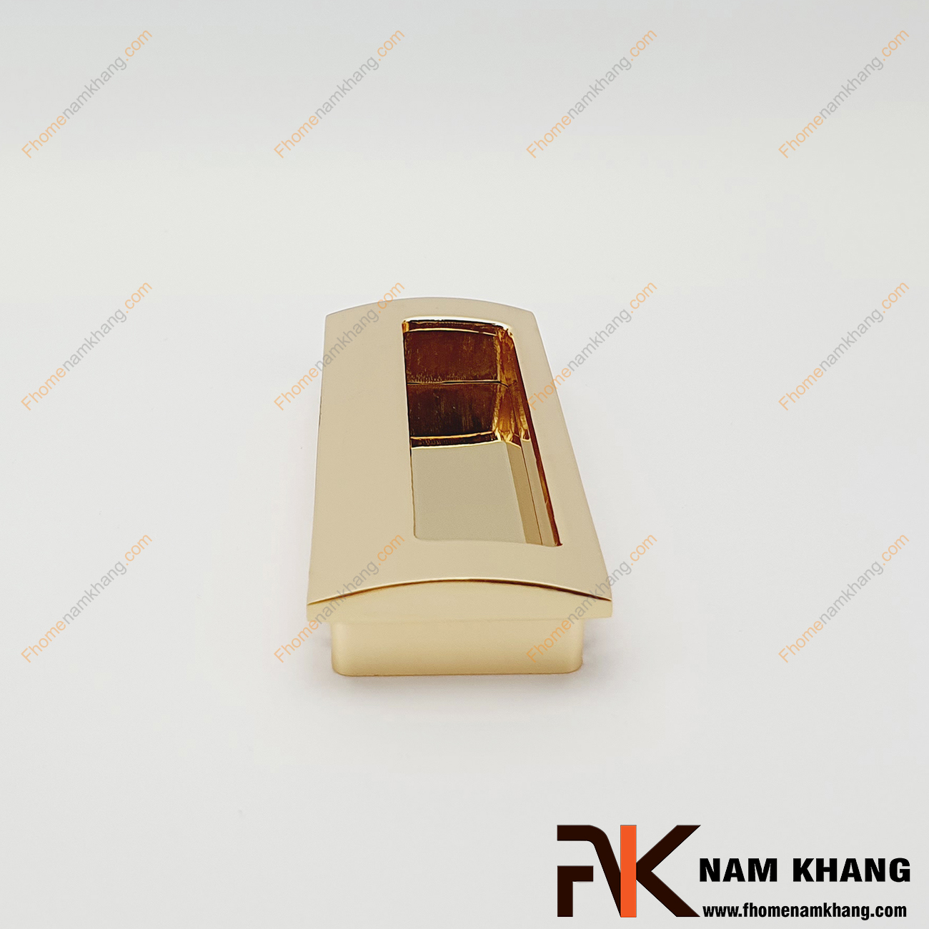  Tay nắm âm tủ màu vàng bóng NK106-V lắp đặt âm vào cánh cửa tủ và có thêm 2 vít định vị giúp cho sự kết nối bền chặt hơn, đảm bảo an toàn khi sử dụng và sự tiện lợi của tay nắm.