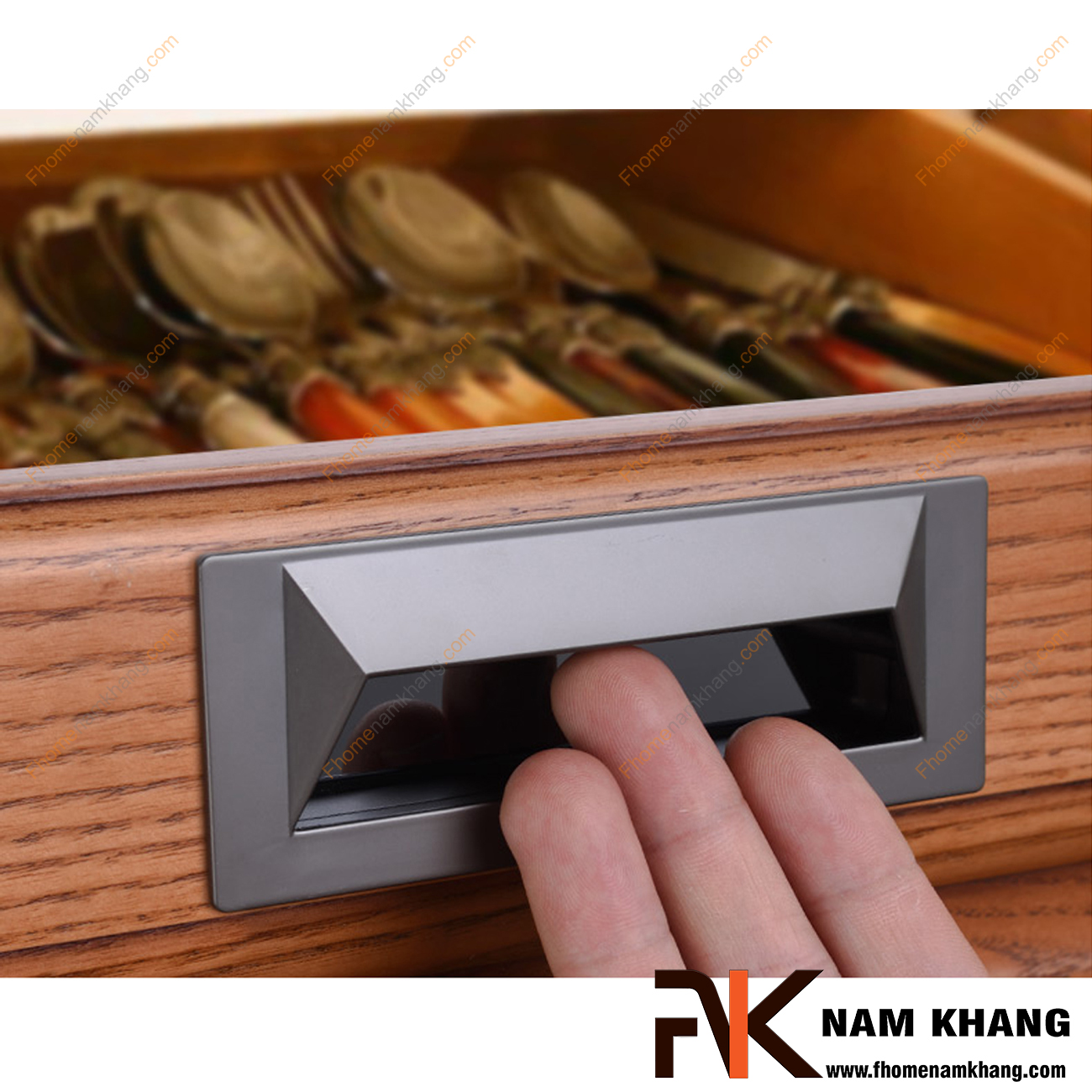 Tay nắm âm tủ dạng trơn màu xám NK223-X là loại tay nắm chuyên dùng cho các loại tủ đặt ở những nơi có không gian hạn chế hoặc dùng để nâng cao tính thẫm mỹ của sản phẩm.