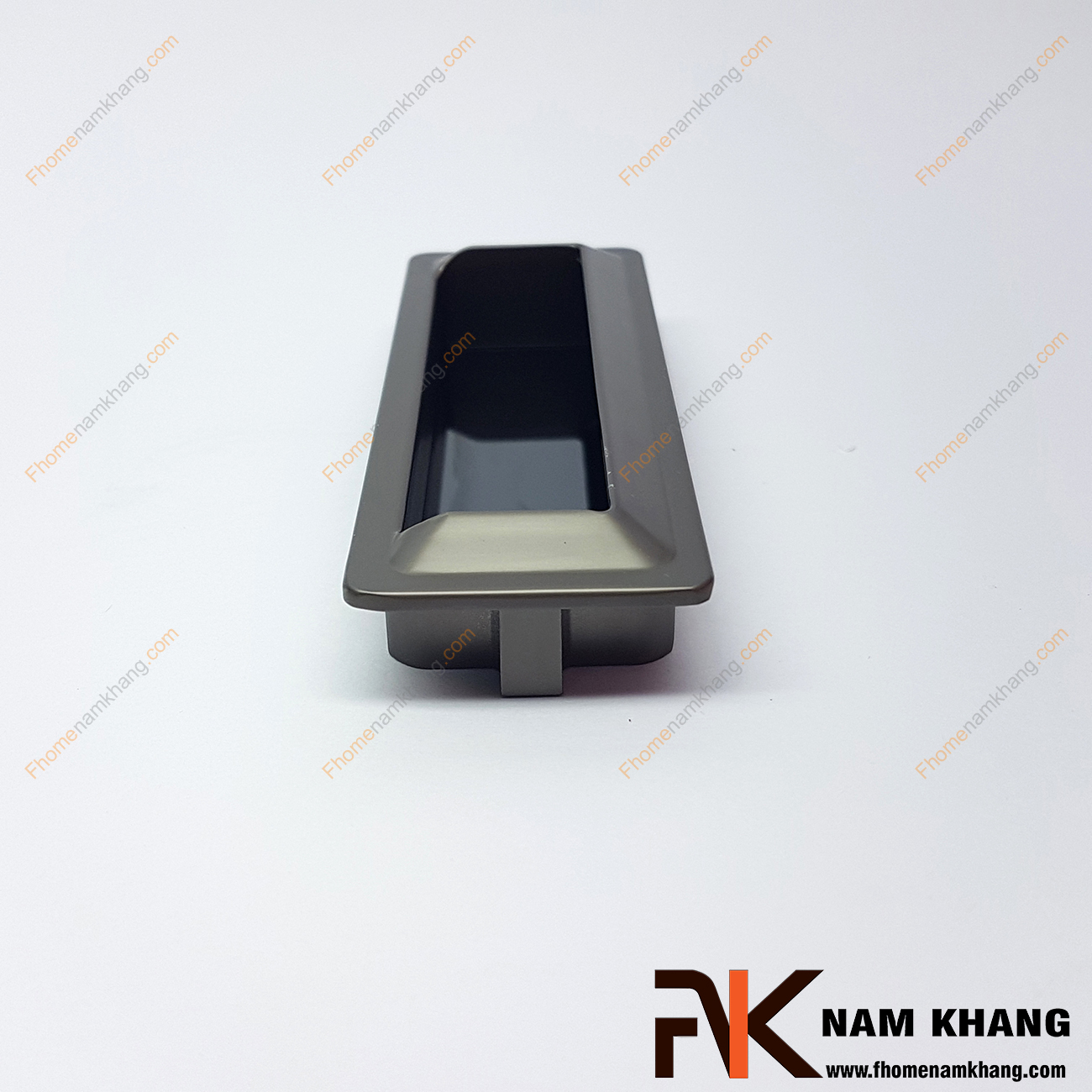 Tay nắm âm tủ màu xám NK301-96D là loại tay nắm chuyên dùng cho các loại tủ đặt ở những nơi có không gian hạn chế hoặc dùng để nâng cao tính thẫm mỹ của sản phẩm