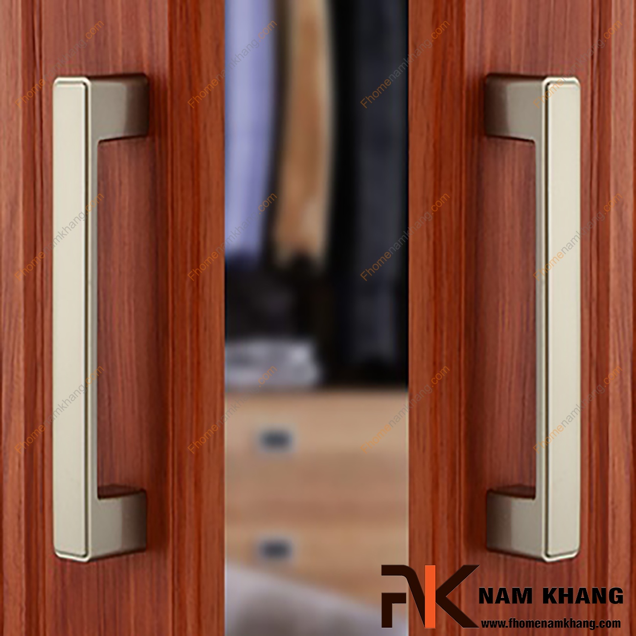 Tay nắm cửa tủ hiện đại màu đồng rêu NK026-R dạng vuông được thiết kế dựa trên hợp kim chất lượng khuôn dạng vuông tạo cảm giác cầm nắm vô cùng chắc chắn và thao tác thực hiện cũng vô cùng dễ dàng.