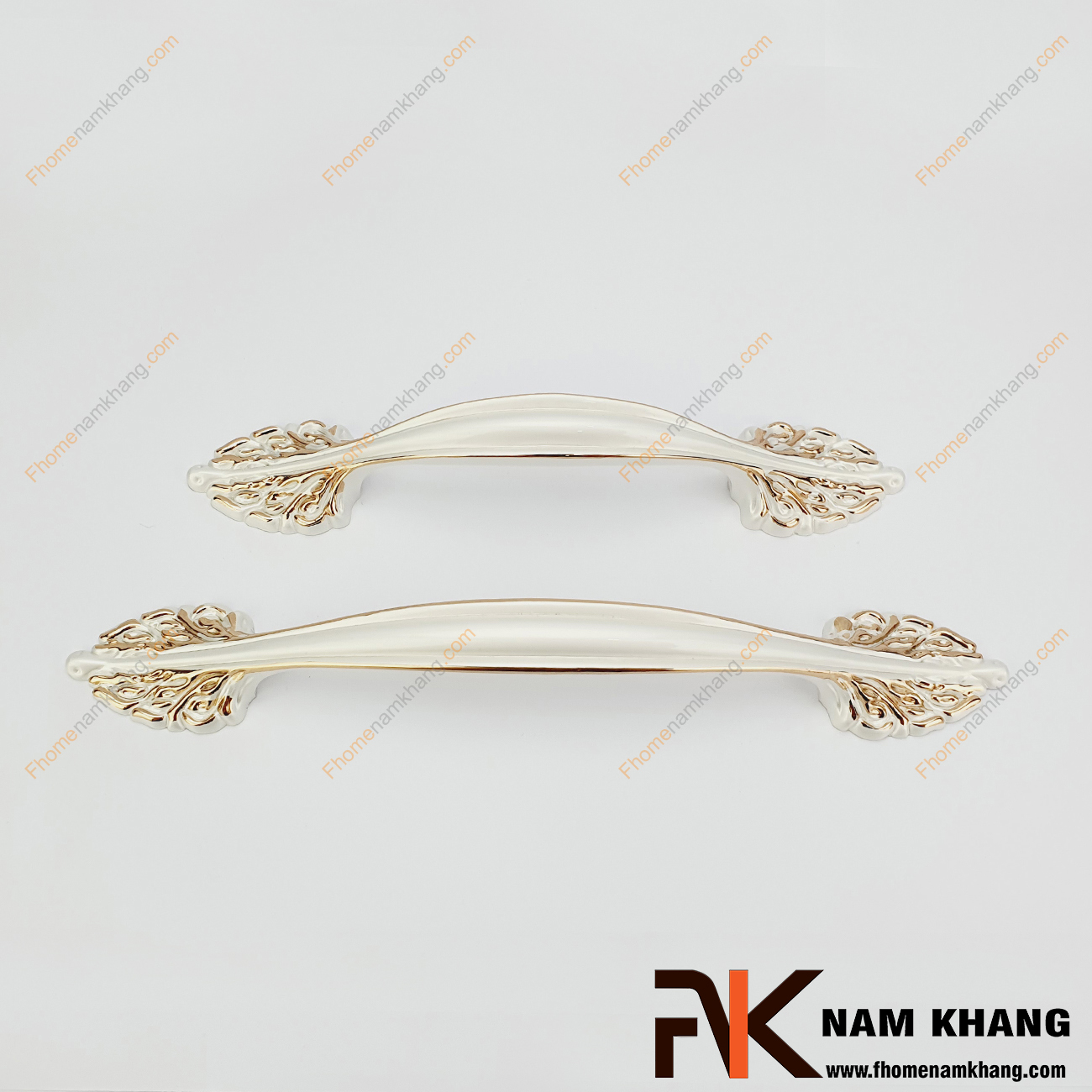Tay nắm tủ trắng viền vàng NK042M-TV là dạng tay nắm tủ phong cách cổ điển & tân cổ điển với các đường nét đối xứng thân tay nắm.