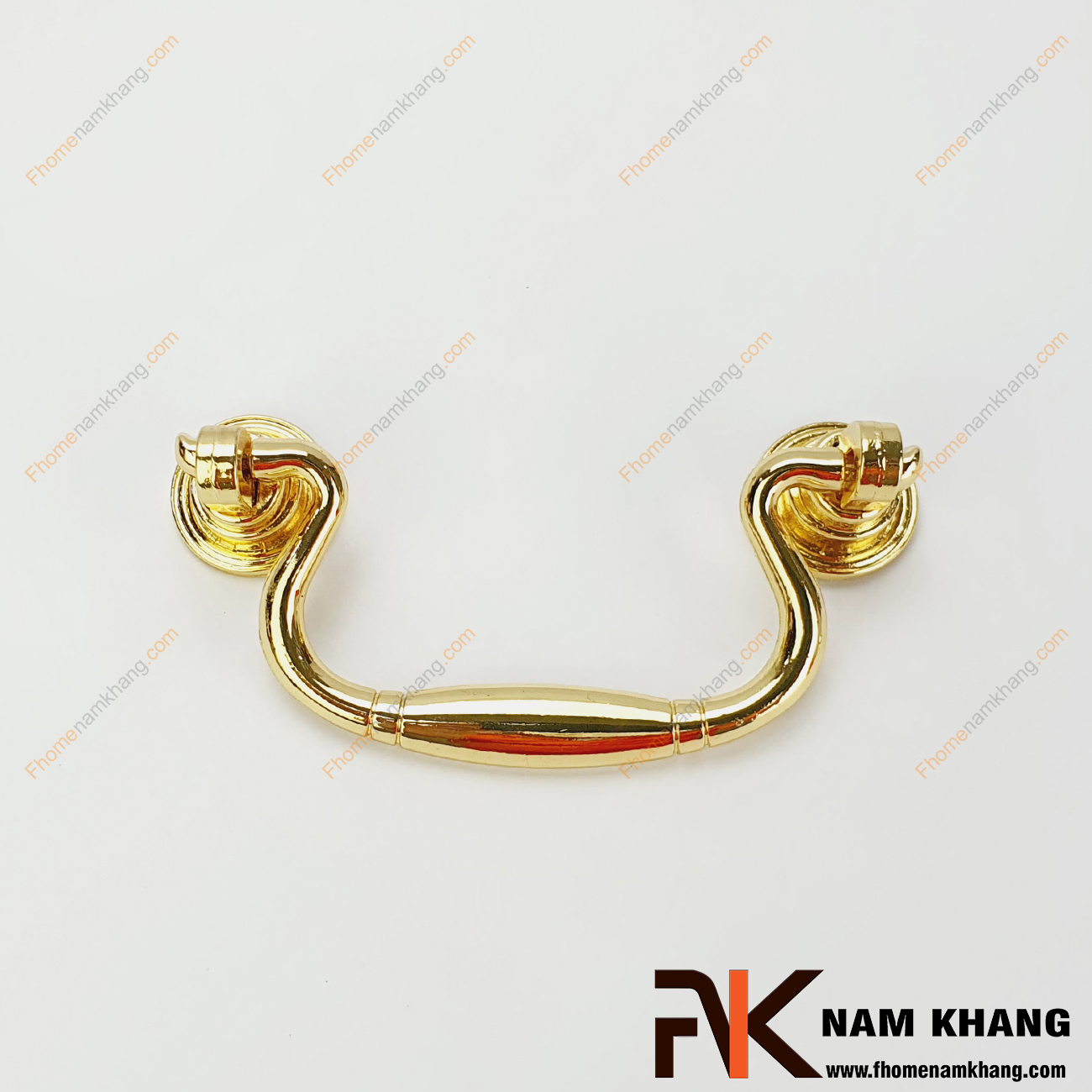 Tay nắm tủ dạng vòng màu vàng đồng NK100-80VB là một dạng tay nắm kết hợp khi thiết kế với 2 khuôn dạng bao gồm phần đế và vòng nắm. Sản phẩm theo kiểu tay rơi có màu sắc nhẹ nhàng dễ dàng phối hợp trên nhiều phong cách tủ kệ