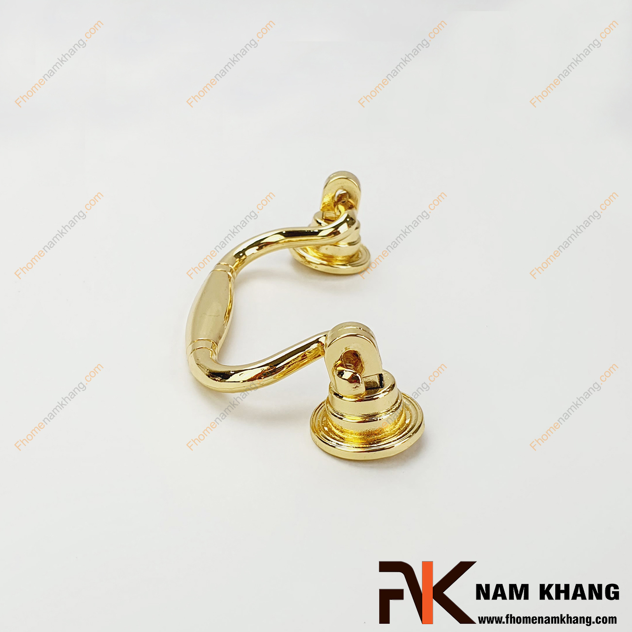 Tay nắm tủ dạng vòng màu vàng đồng NK100-80VB là một dạng tay nắm kết hợp khi thiết kế với 2 khuôn dạng bao gồm phần đế và vòng nắm. Sản phẩm theo kiểu tay rơi có màu sắc nhẹ nhàng dễ dàng phối hợp trên nhiều phong cách tủ kệ