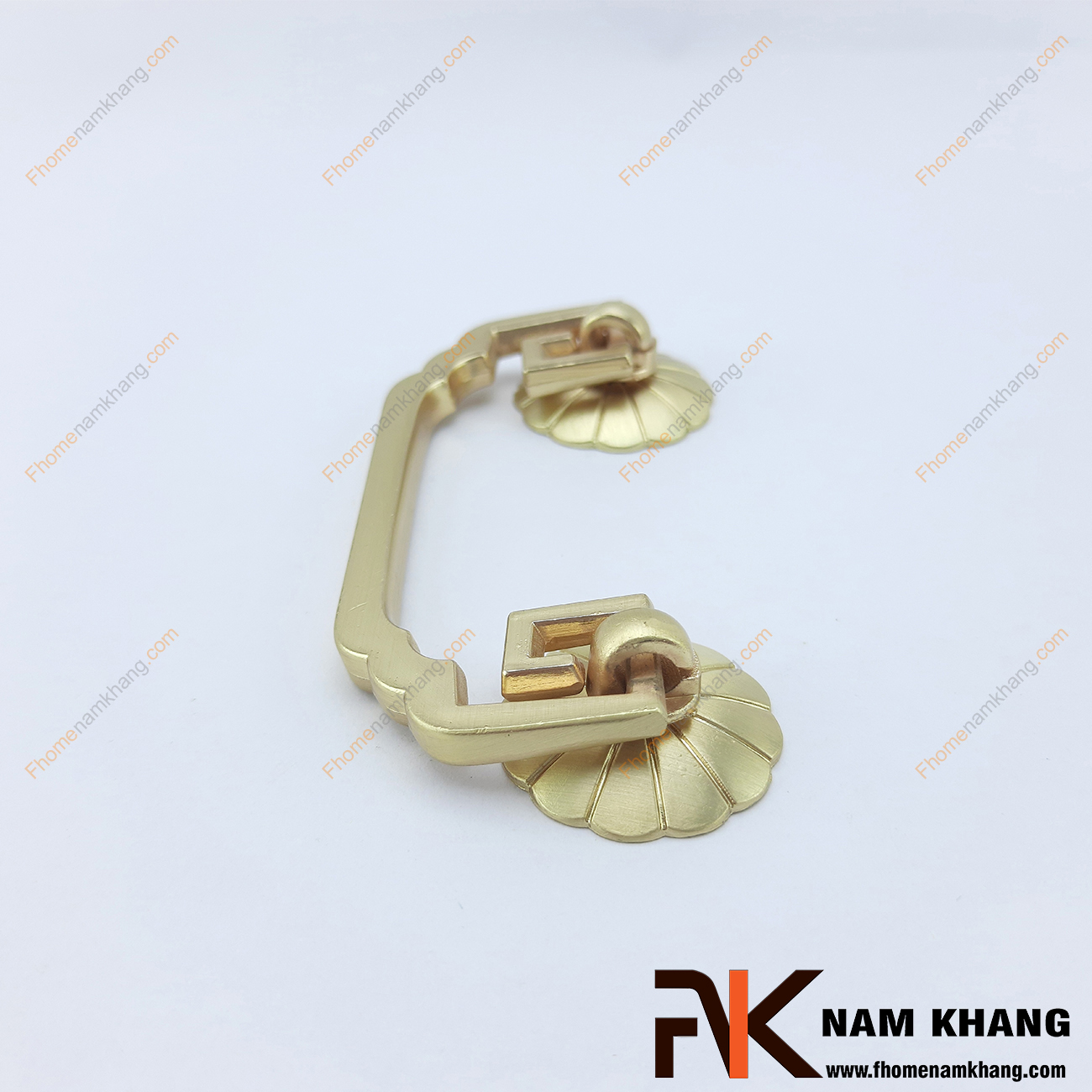 Tay nắm tủ dạng vòng màu vàng NK100-64V là một dạng tay nắm kết hợp khi thiết kế với 2 khuôn dạng bao gồm phần đế và vòng nắm.