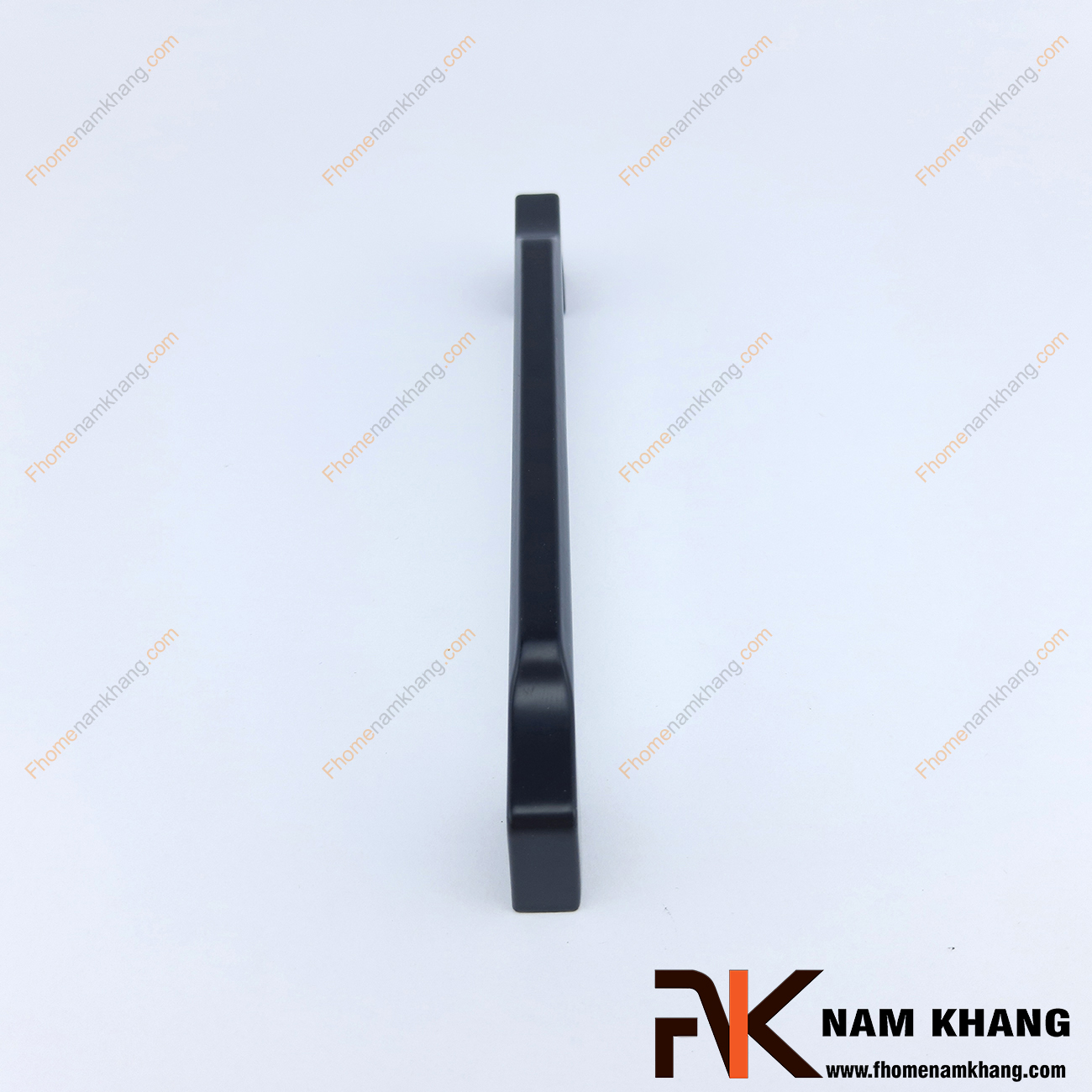 Tay nắm tủ màu đen dạng thanh bo tròn NK131-D là một thiết kế tay nắm tủ có thiết kế khá đơn giản.