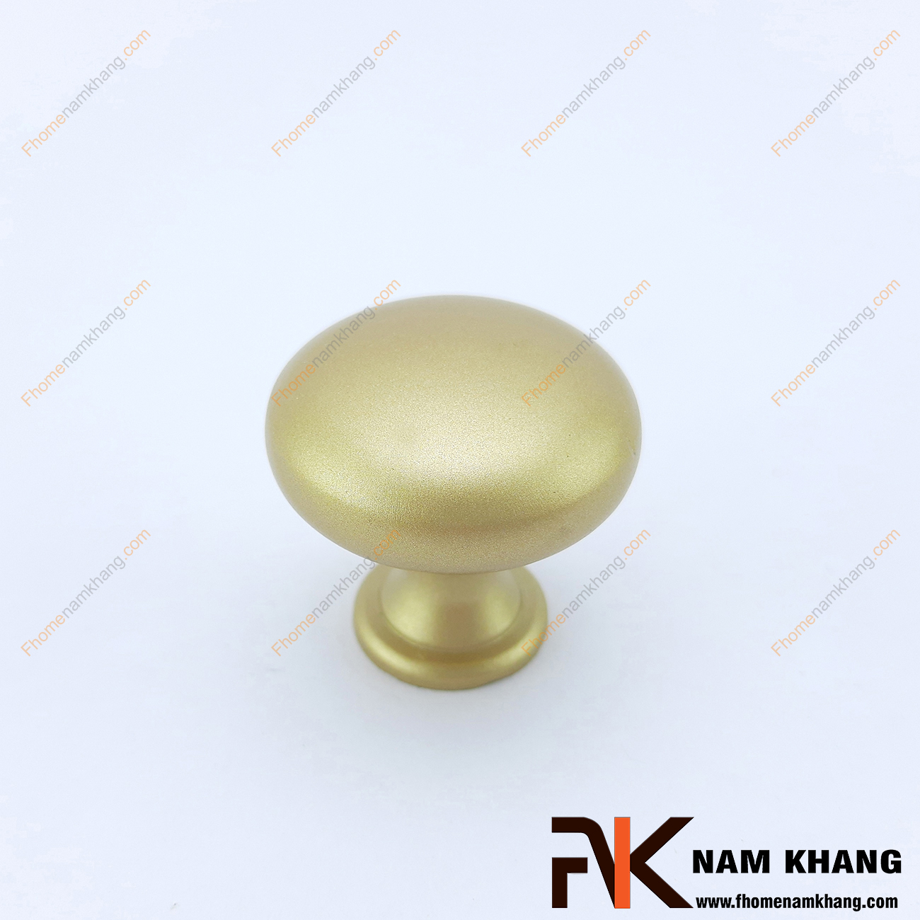 Núm nắm tủ tròn màu vàng mờ NK141-V được sử dụng nhiều trên nhiều phong cách tủ kệ khác nhau. Sản phẩm được tin dùng trên các loại tủ kệ trưng bày, tủ quần áo, tủ phong thủy , ngăn kệ bàn làm việc,