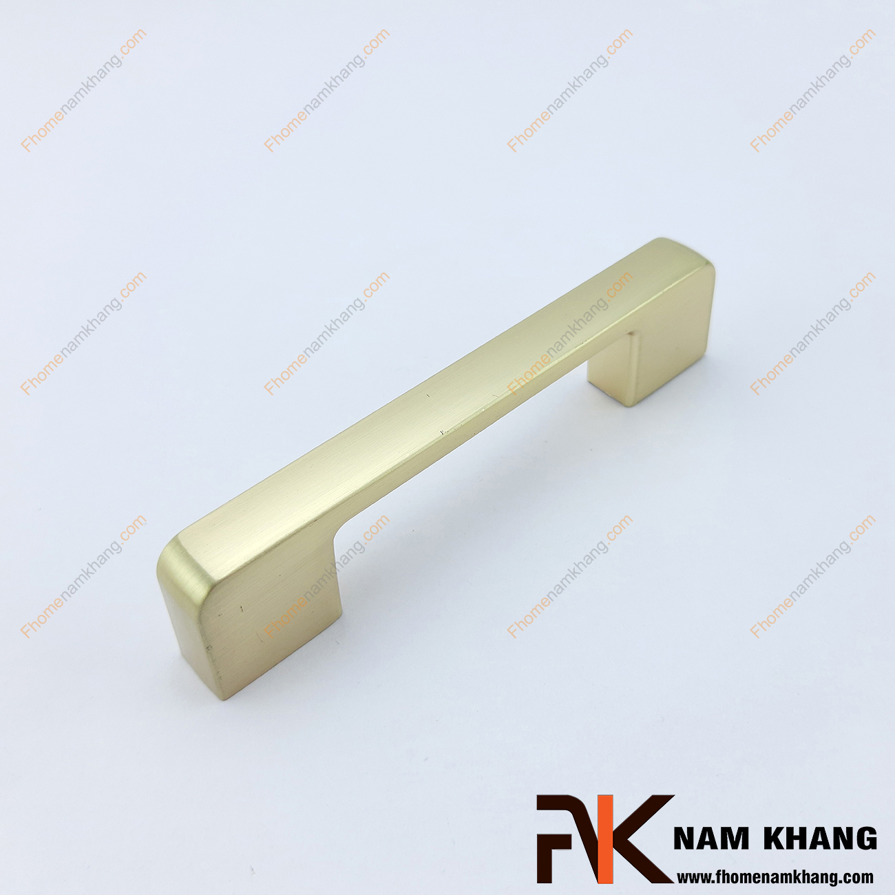 Tay nắm tủ màu vàng mờ NK143-VM được thiết kế dựa trên hợp kim chất lượng khuôn dạng vuông tạo cảm giác cầm nắm vô cùng chắc chắn và thao tác thực hiện cũng vô cùng dễ dàng.