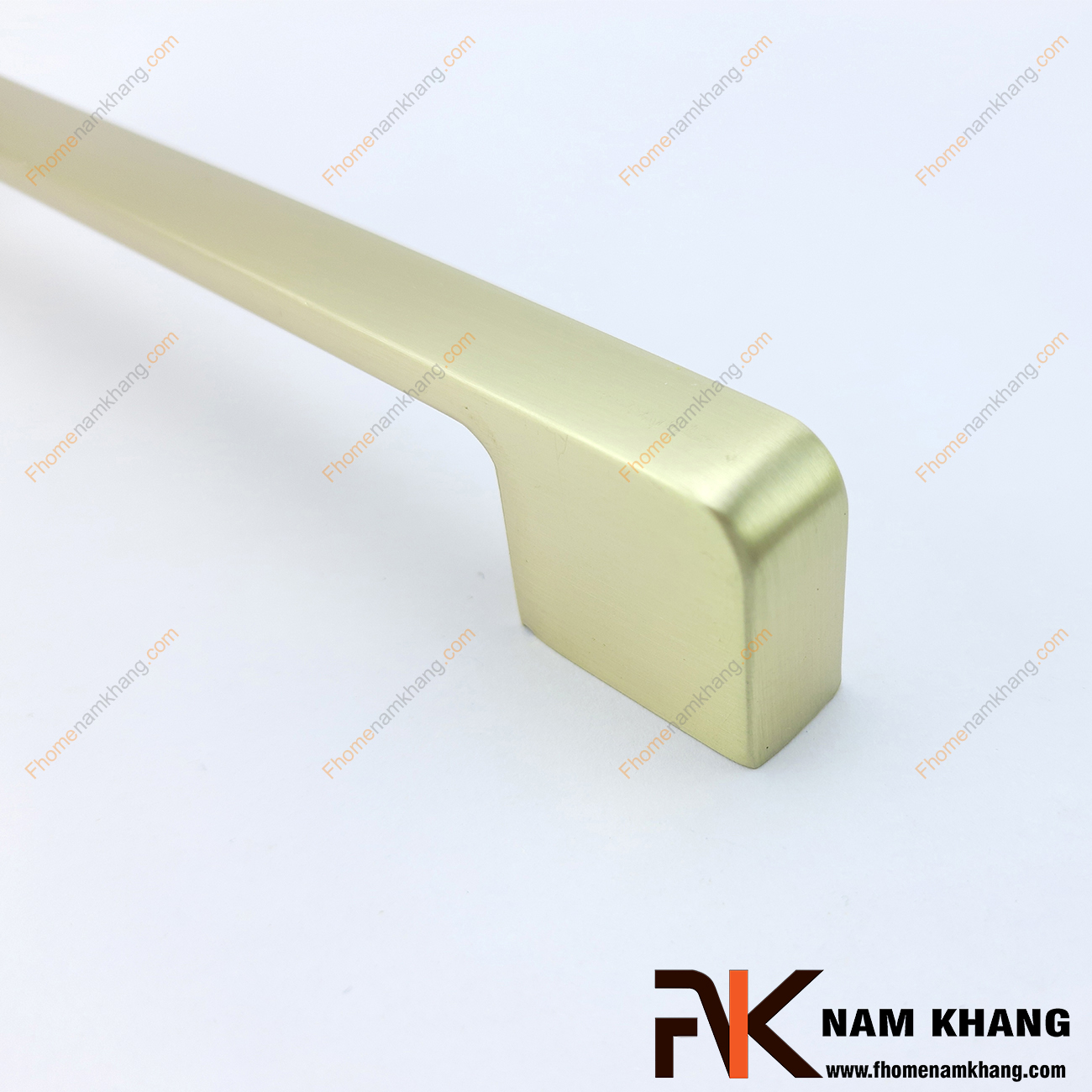 Tay nắm tủ màu vàng mờ NK143-VM được thiết kế dựa trên hợp kim chất lượng khuôn dạng vuông tạo cảm giác cầm nắm vô cùng chắc chắn và thao tác thực hiện cũng vô cùng dễ dàng.