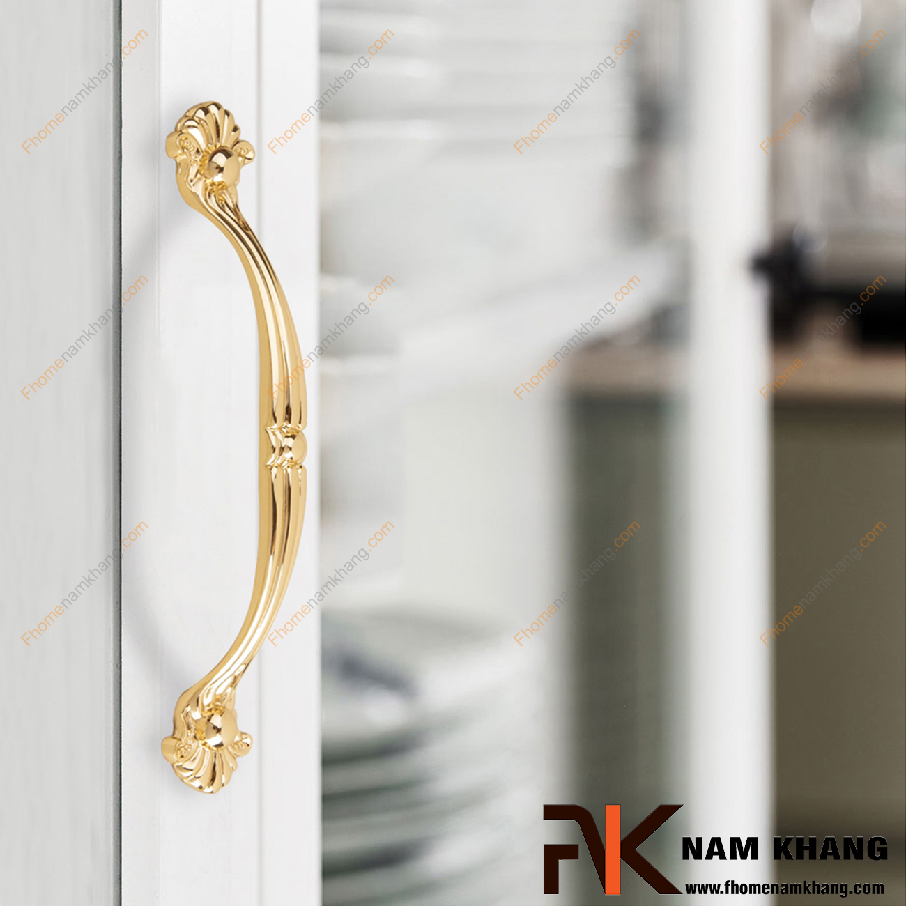 Tay nắm cửa tủ màu vàng NK149-LV được thiết kế với phong cách cổ điển sang trọng với họa tiết đơn giản nhưng được gia công với độ cong mượt cao tạo cảm giác thoải mái và chắc chắn khi cầm nắm.