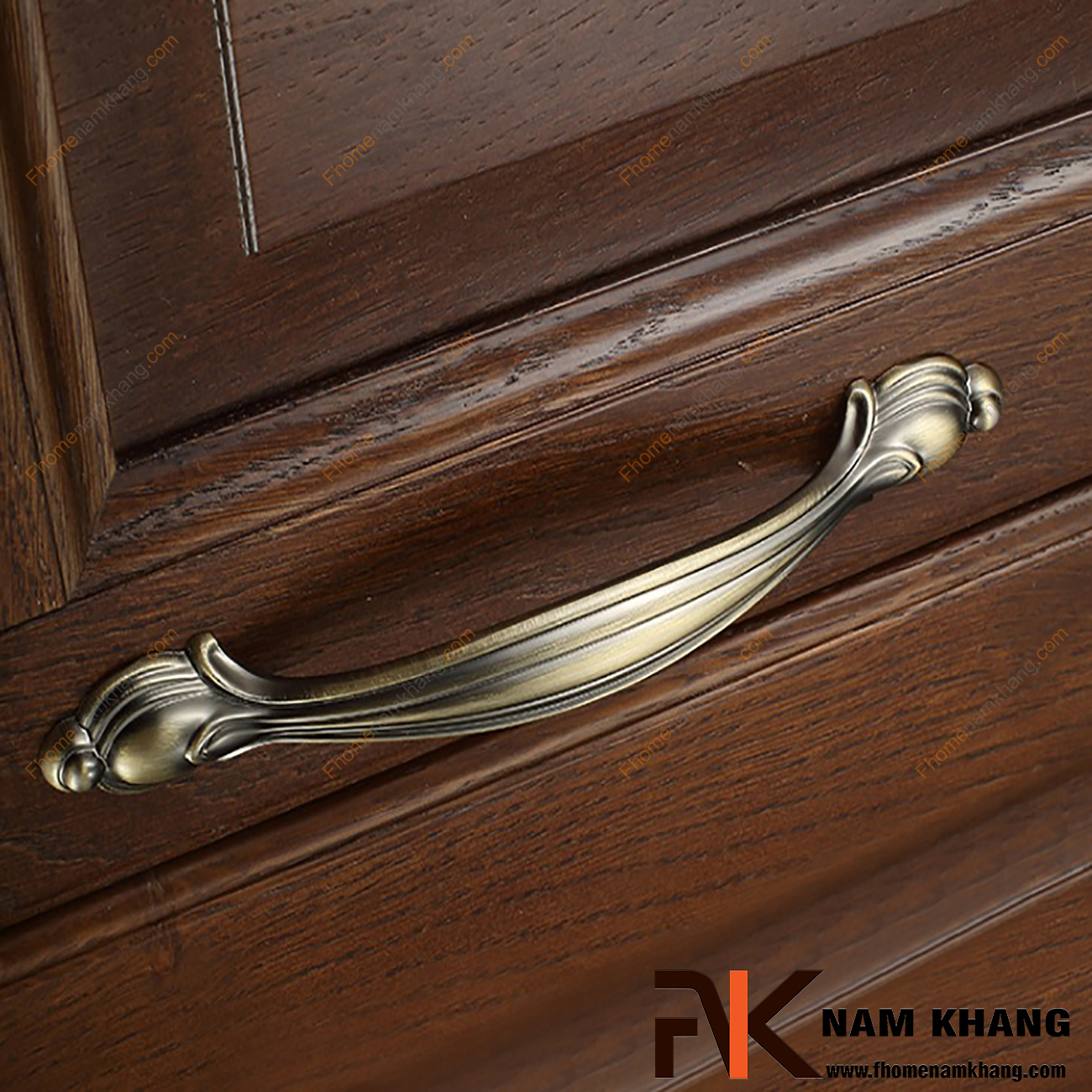 Tay nắm cửa tủ cổ điển màu rêu NK154-128R được thiết kế với phong cách cổ điển sang trọng với họa tiết đơn giản nhưng được gia công với độ cong mượt cao tạo cảm giác thoải mái và chắc chắn khi cầm nắm.