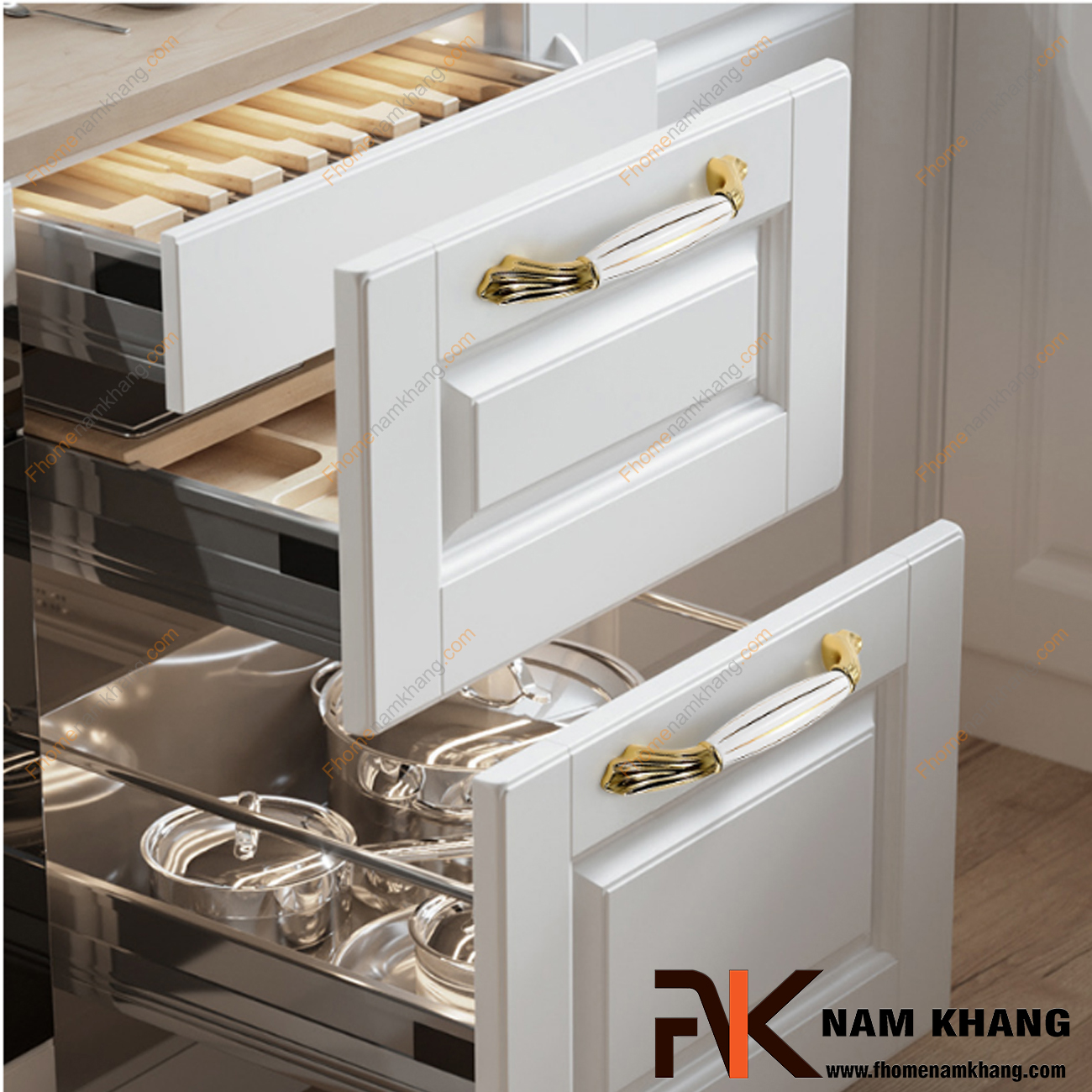 Tay nắm tủ bếp sứ trắng vàng NK177-TV sử dụng hiệu quả và có thể phối hợp với nhiều phong cách tủ kệ, vừa thao tác thuận lợi nhưng vẫn giữ được nét sang trọng cao cấp.
