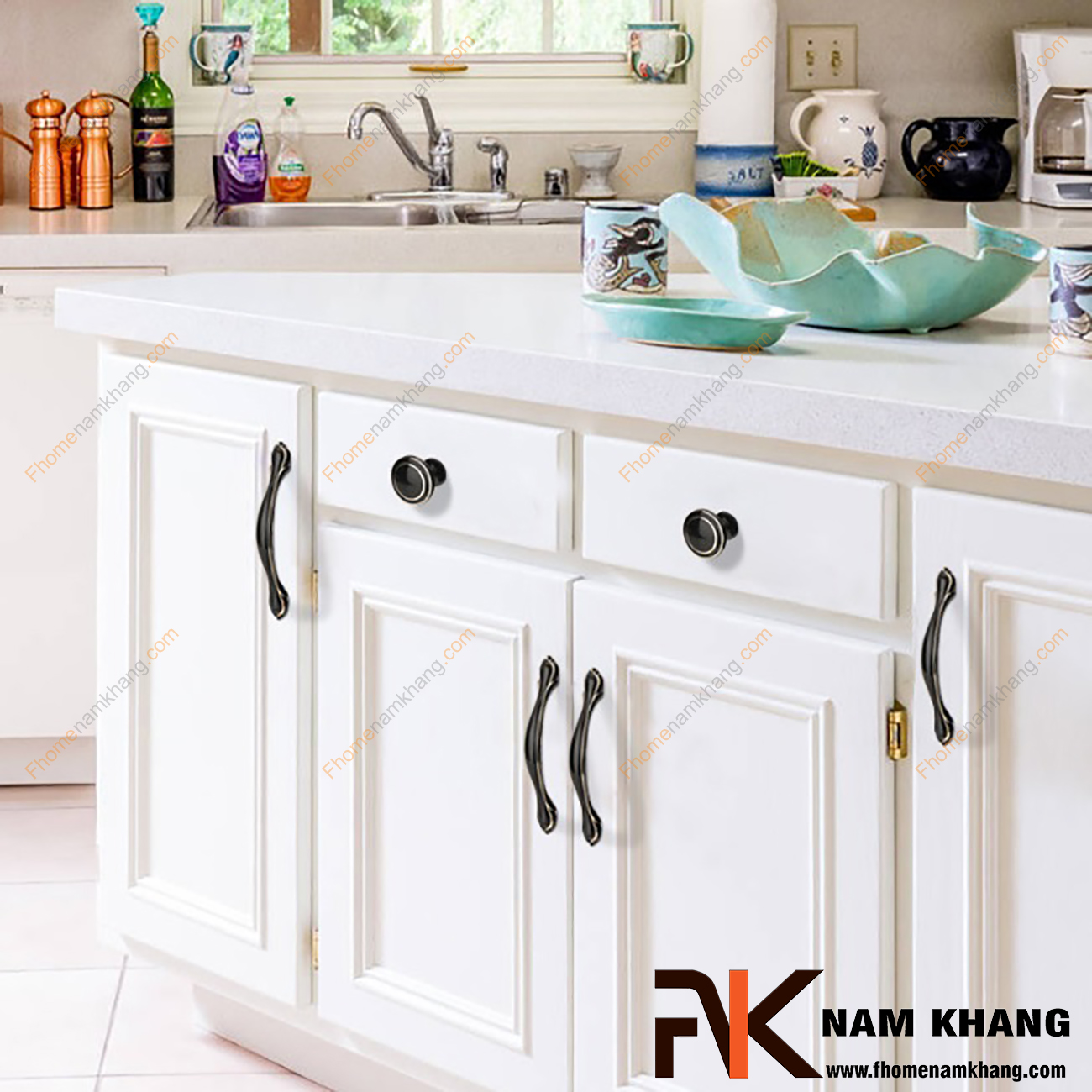 Tay nắm cửa tủ màu đen bóng NK204-128D được thiết kế với phong cách cổ điển sang trọng với họa tiết đơn giản nhưng được gia công với độ cong mượt cao tạo cảm giác thoải mái và chắc chắn khi cầm nắm.