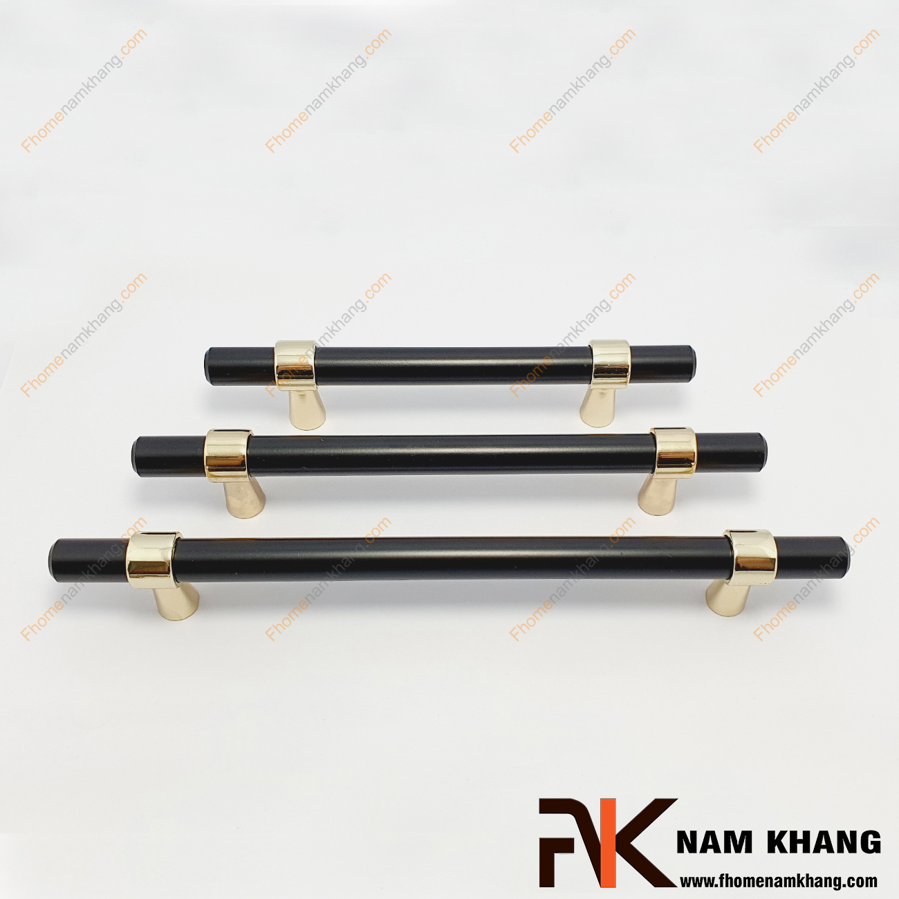 Tay nắm tủ màu đen đế vàng NK207DV-D có thiết kế khá đặc biệt và thu hút khi kết hợp chân đến tròn phối hợp với phần thân là một ống tròn từ chất liệu hợp kim bền chắc.