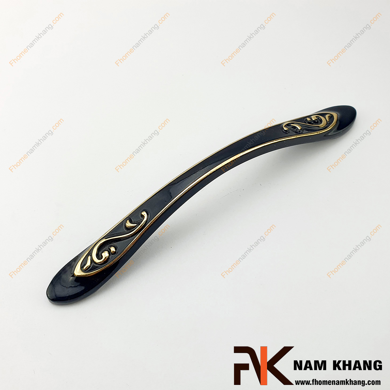 Tay nắm tủ dạng cổ điển màu đen bóng NK245-128D là một sản phẩm tay nắm tủ dạng cổ điển bao trùm bo tròn 2 đầu rất đơn giản và tinh tế.