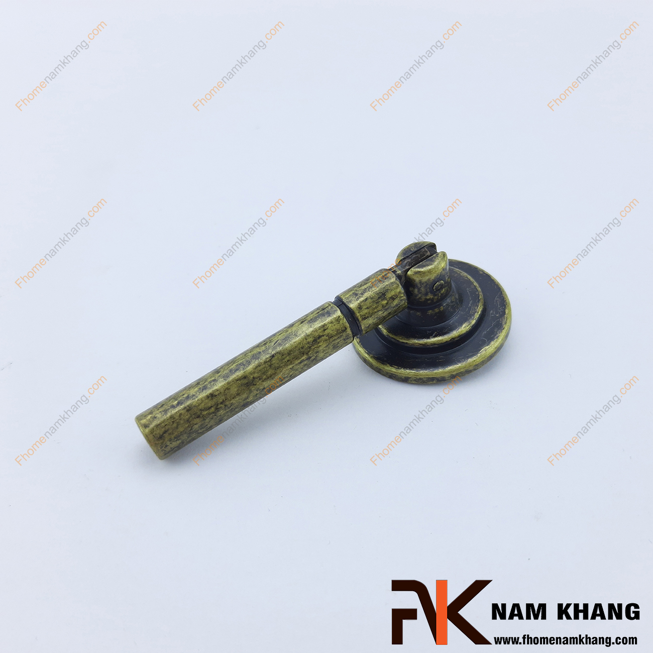 Núm cửa tủ màu đồng cổ NK284-C, một thiết kế với dạng tay cầm thanh tròn rất thông dụng trong công nghiệp nội thất.