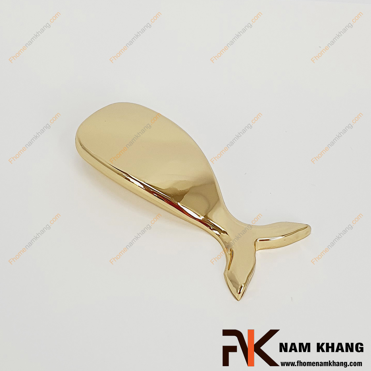Tay nắm tủ dạng cá voi vàng bóng NK287CC-V là mẫu tay nắm tủ đặc biệt dạng cá voi độc đáo. Sản phẩm chất lượng từ hợp kim cao cấp, dễ dàng lắp đặt và gây ấn tượng mạnh ngay từ những ánh nhìn đầu tiên