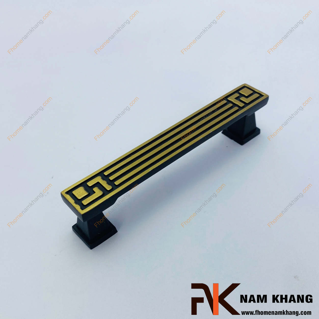 Tay nắm tủ cổ điển màu đen viền vàng NK289-DV có dạng vuông được thiết kế dựa trên hợp kim chất lượng khuôn dạng vuông tạo cảm giác cầm nắm vô cùng chắc chắn và thao tác thực hiện cũng vô cùng dễ dàng.