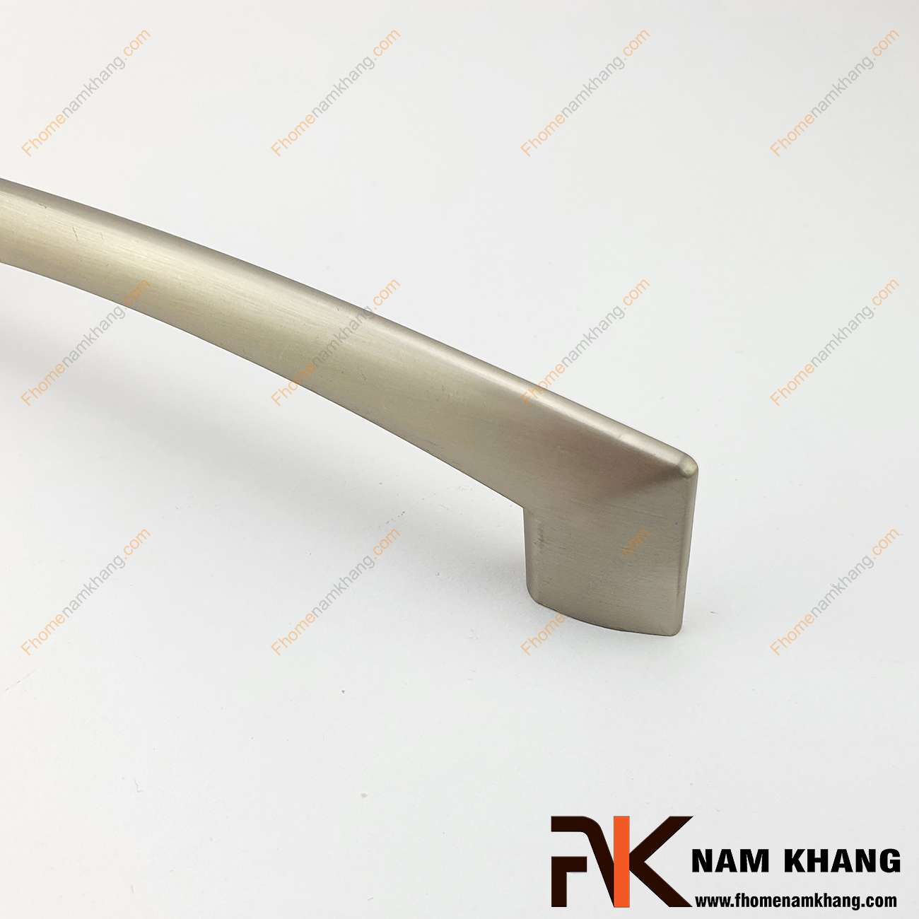  Thiết kế sản phẩm Tay nắm tủ màu ghi xước NK290-128NX có thiết kế đơn giản với phần thân đặc dạng tròn và phần đế dẹp ở hai đầu của tay nắm.