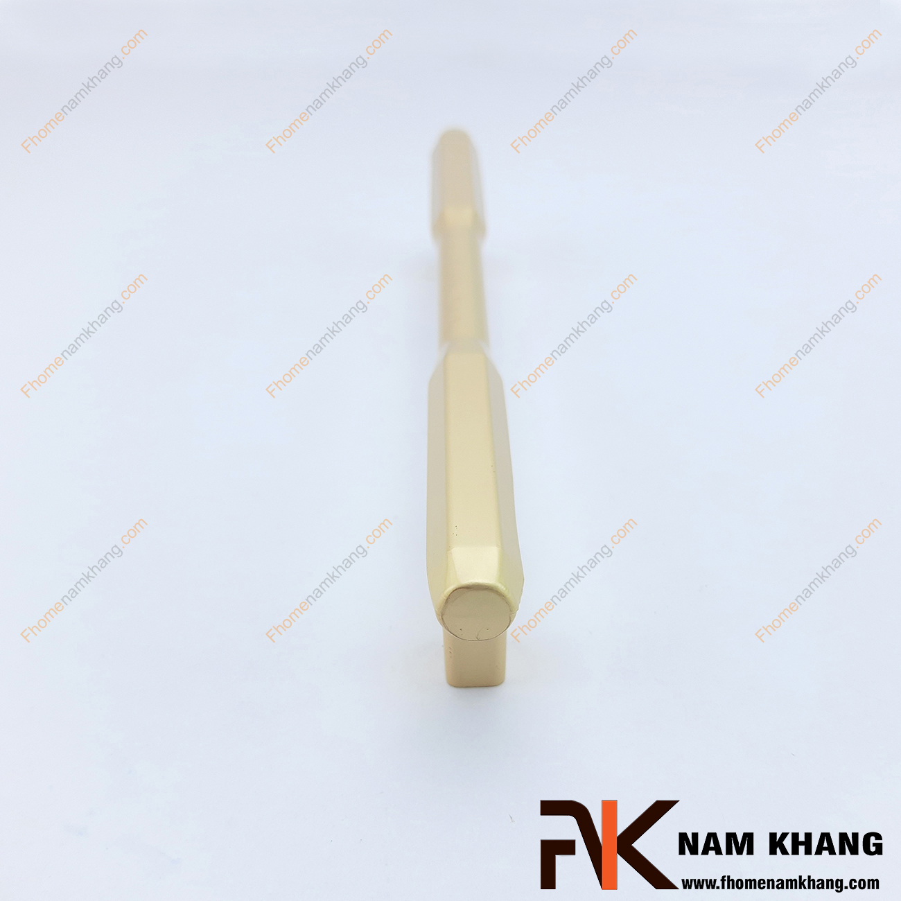 Thiết kế tay nắm tủ màu vàng NK315 là một dạng tay nắm tủ thanh vuông lục giác được xử lý bo các góc cạnh nhẹ nhàng mềm mại.