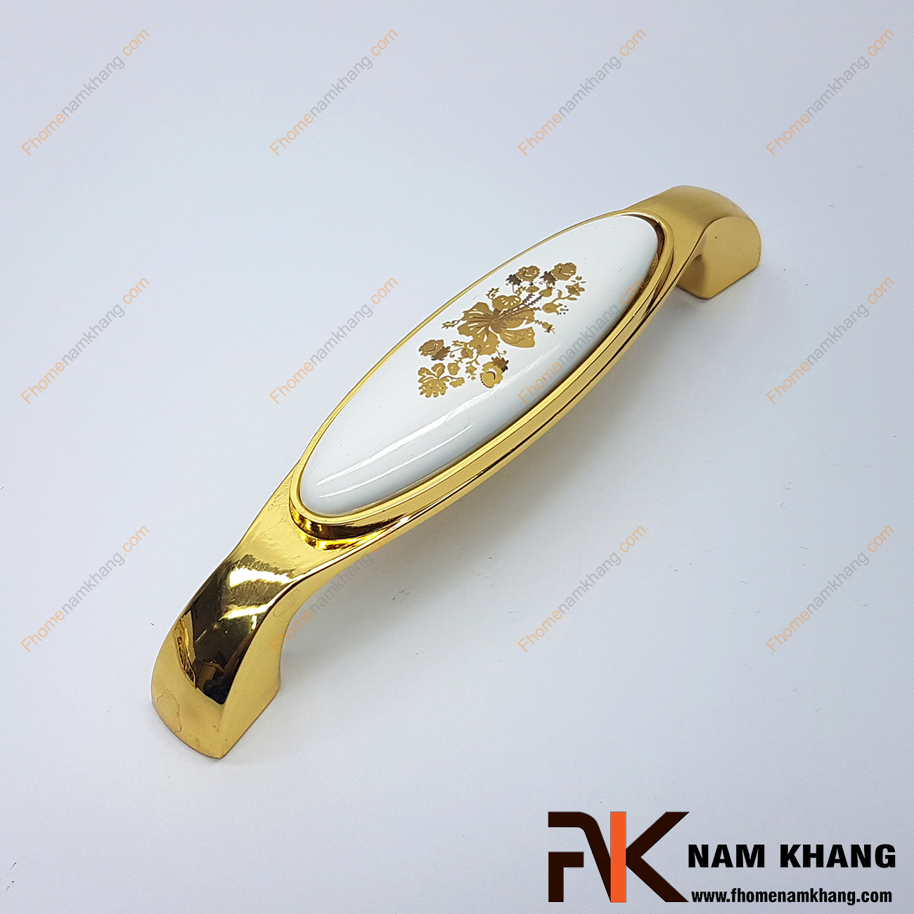 Tay nắm cửa tủ phối sứ mạ vàng NK359-HV với thiết kế bền đẹp và tạo điểm nhấn hoa vàng trên mặt sứ cao cấp, đây là sản phẩm đang được đánh giá cao trong ngành nội thất thẫm mỹ bởi chất lượng và vẻ đẹp thu hút ánh nhìn của nó