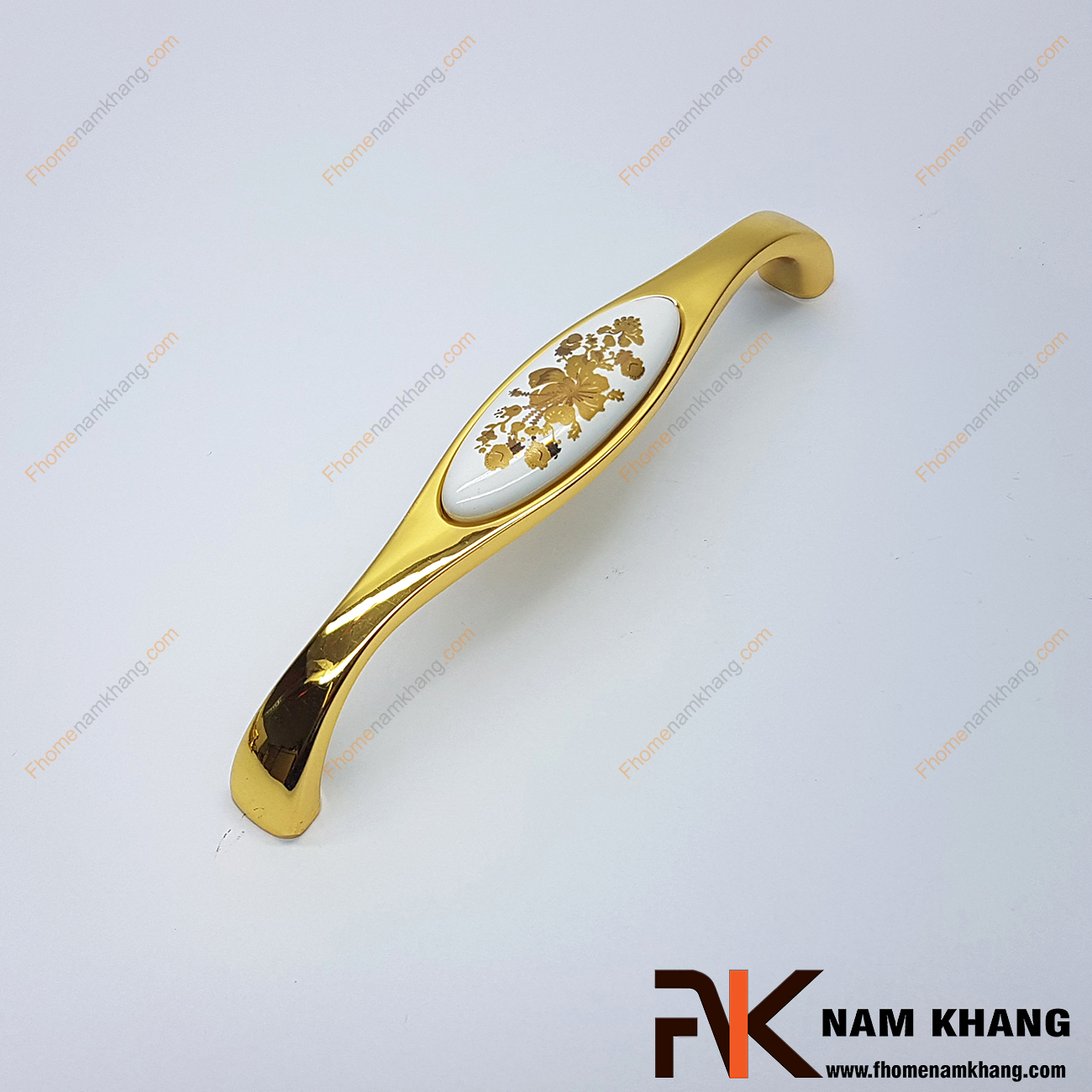 Tay nắm cửa tủ phối sứ đế vàng bóng NK359-128HV2 với thiết kế bền đẹp và tạo điểm nhấn hoa vàng trên mặt sứ cao cấp, đây là sản phẩm đang được đánh giá cao trong ngành nội thất thẫm mỹ bởi chất lượng và vẻ đẹp thu hút ánh nhìn của nó