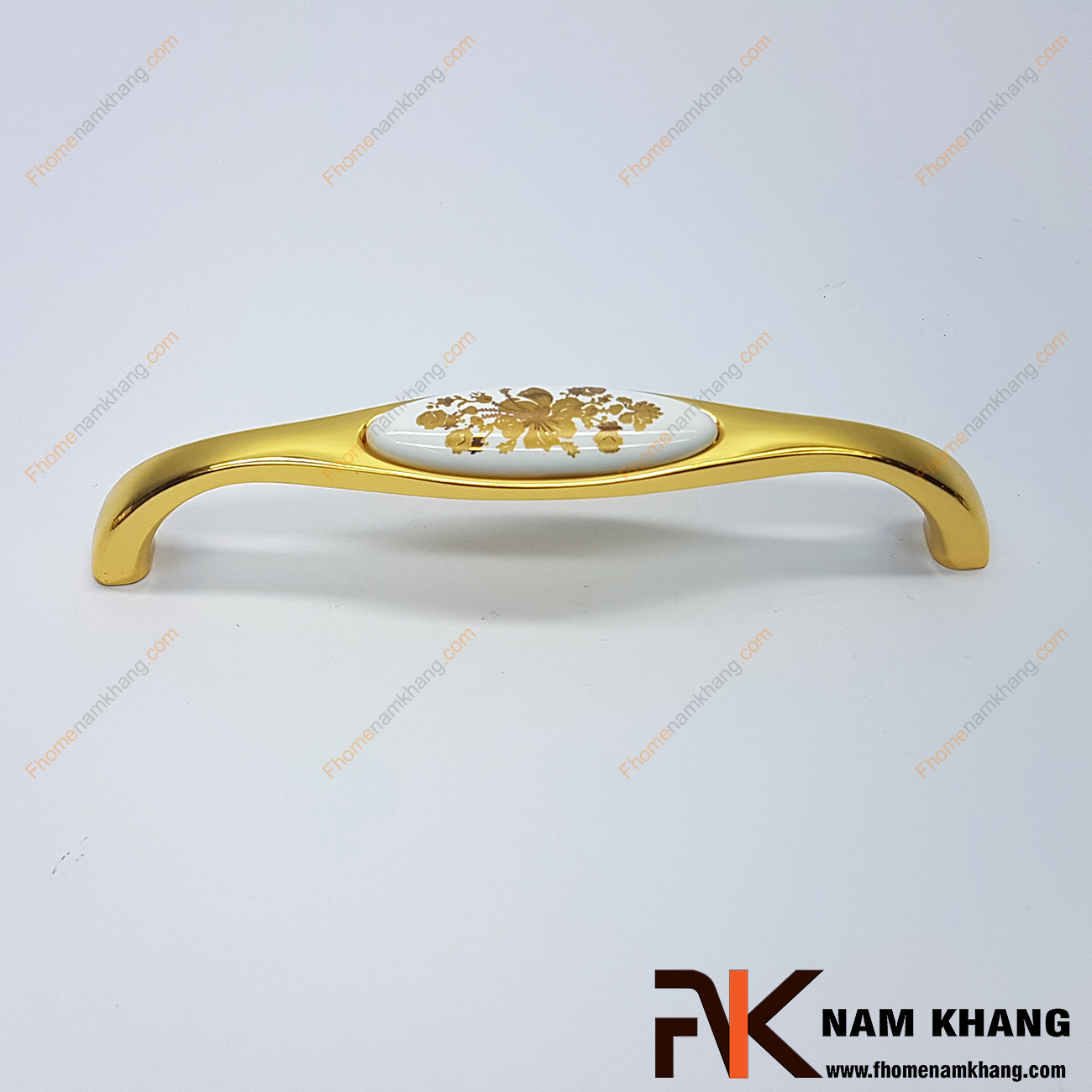 Tay nắm cửa tủ phối sứ đế vàng bóng NK359-128HV2 với thiết kế bền đẹp và tạo điểm nhấn hoa vàng trên mặt sứ cao cấp, đây là sản phẩm đang được đánh giá cao trong ngành nội thất thẫm mỹ bởi chất lượng và vẻ đẹp thu hút ánh nhìn của nó