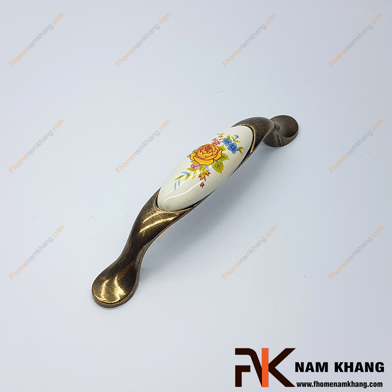 Sản phẩm Tay nắm tủ cổ điển phối sứ hoa NK360-96HV thuộc dạng tay nắm kết hợp từ 2 chất liệu quen thuộc là hợp kim mạ đồng cổ và sứ cao cấp