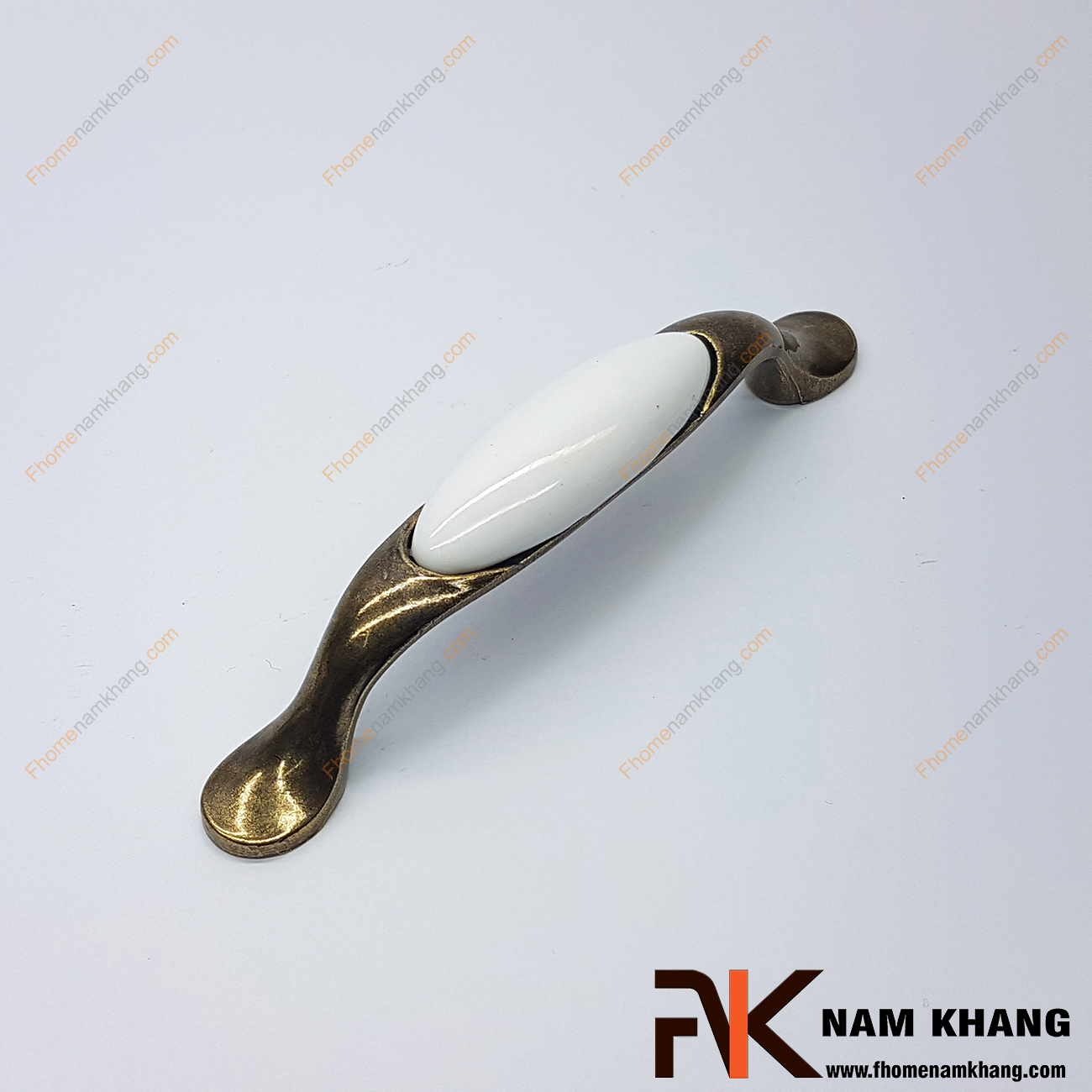 Tay nắm tủ cổ điển phối hợp sứ trắng NK360-96T thuộc dạng tay nắm kết hợp từ 2 chất liệu quen thuộc là hợp kim mạ đồng cổ và sứ cao cấp
