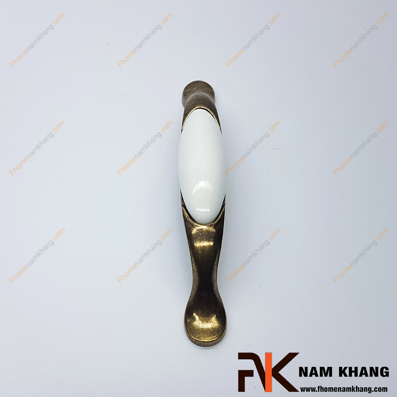 Tay nắm tủ cổ điển phối hợp sứ trắng NK360-96T thuộc dạng tay nắm kết hợp từ 2 chất liệu quen thuộc là hợp kim mạ đồng cổ và sứ cao cấp