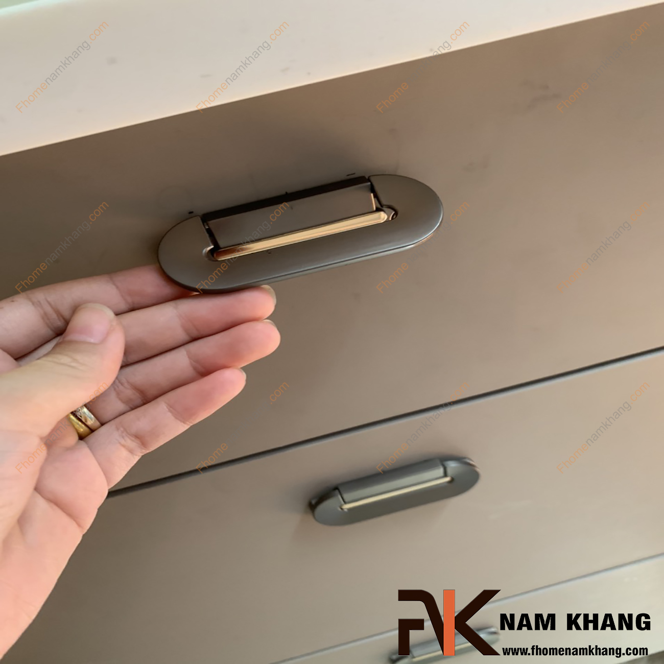 Tay nắm tủ hiện đại màu xám viền vàng NK381-64XV là một dạng tay nắm tủ thiết kế rất tinh tế và hiện đại. Sản phẩm tay nắm gồm 2 phần rời nhau, phần đế được cố định bởi 2 vít vặn và phần thân nắm có thể đóng gập dễ dàng.