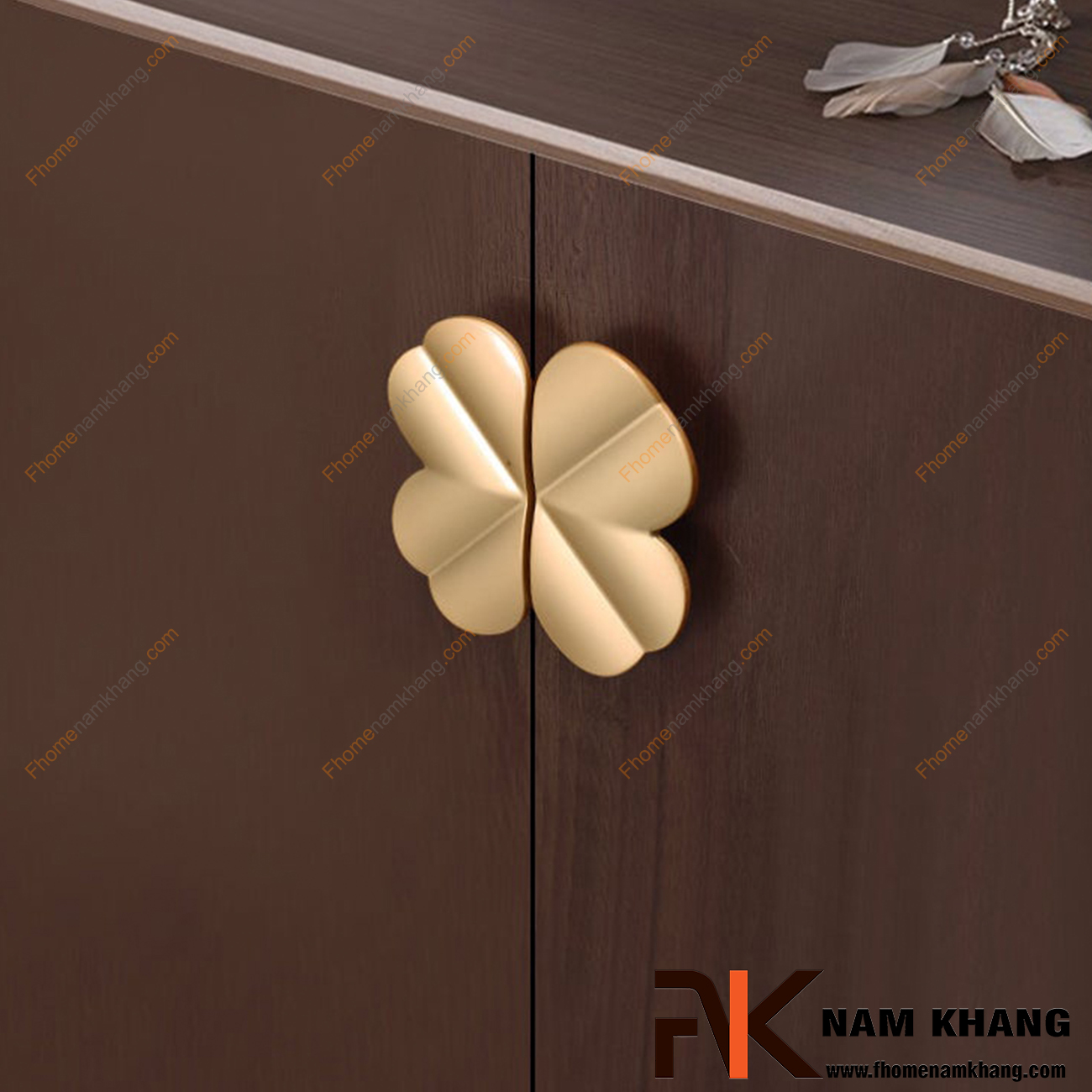 Tay nắm tủ dạng cỏ bốn lá màu vàng cao cấp NK382-64VM có khuôn dạng độc đáo, là một dạng tay nắm tủ chuyên dùng cho cửa tủ đôi mô phỏng hình ảnh cỏ bốn lá may mắn.
