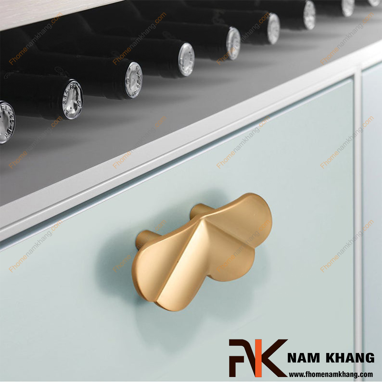 Tay nắm tủ dạng cỏ bốn lá màu vàng cao cấp NK382-64VM có khuôn dạng độc đáo, là một dạng tay nắm tủ chuyên dùng cho cửa tủ đôi mô phỏng hình ảnh cỏ bốn lá may mắn.