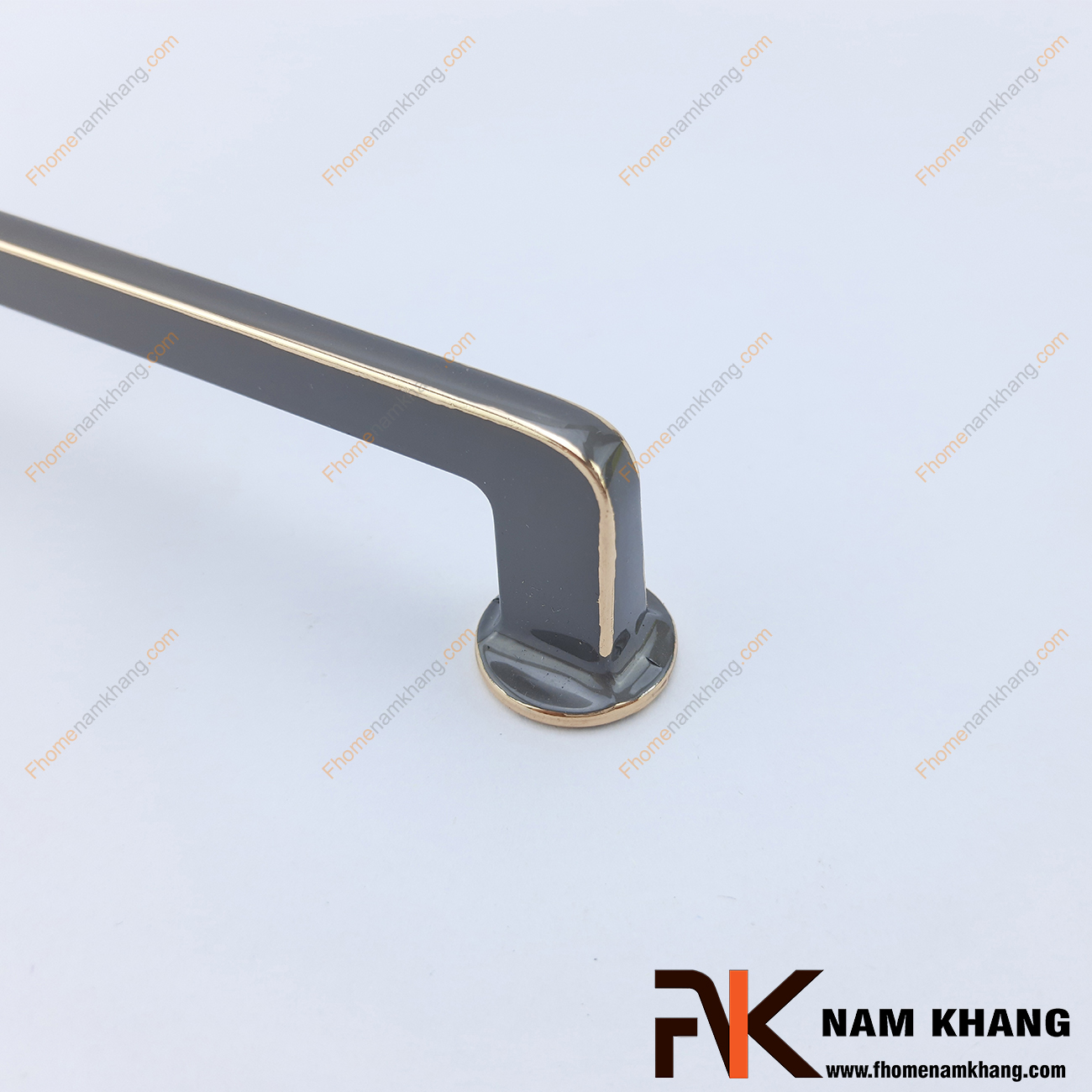 Tay nắm tủ dạng trơn màu ghi vàng NK400-GV là một thiết kế tay nắm tủ có thiết kế khá đơn giản. Bề ngoài của tay nắm dạng một thanh tròn nguyên khối được xử lý bo tròn các góc cạnh hiện đại. 
