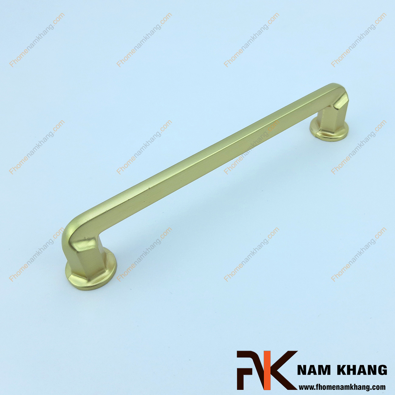 Tay nắm tủ màu vàng NK400-128V là một thiết kế tay nắm tủ có thiết kế khá đơn giản. Bề ngoài của tay nắm dạng một thanh tròn nguyên khối được xử lý bo tròn các góc cạnh hiện đại. 