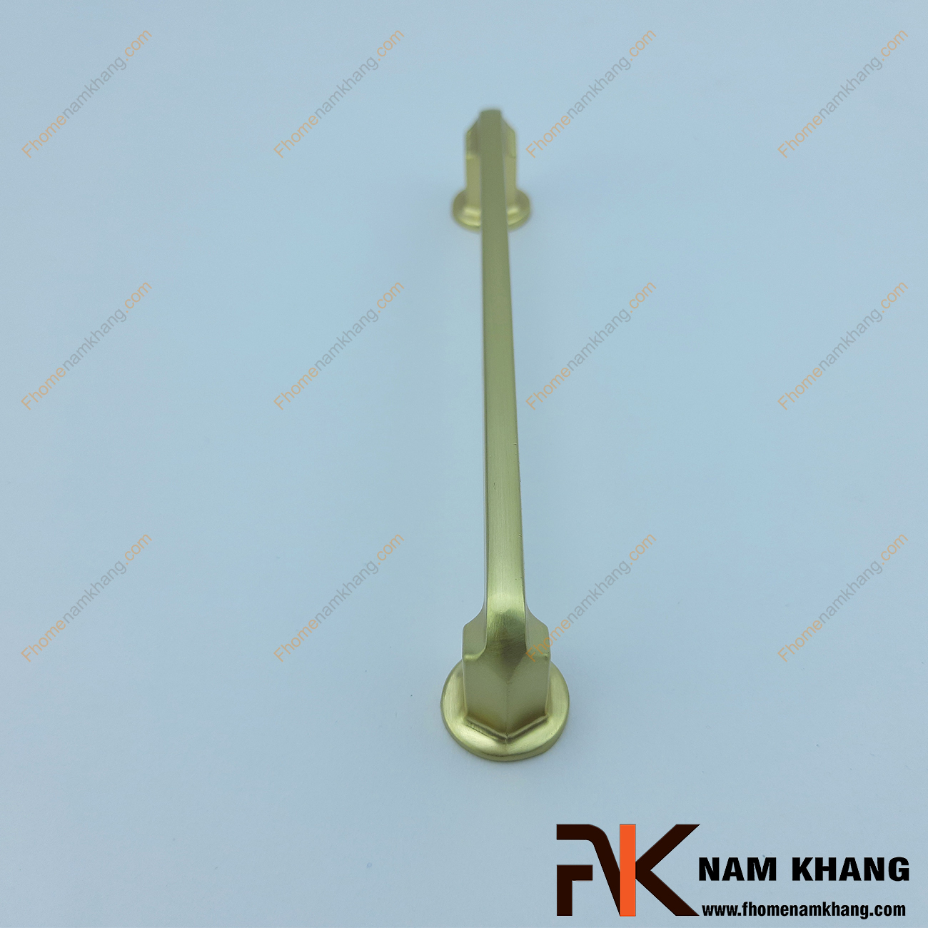 Tay nắm tủ màu vàng NK400-128V là một thiết kế tay nắm tủ có thiết kế khá đơn giản. Bề ngoài của tay nắm dạng một thanh tròn nguyên khối được xử lý bo tròn các góc cạnh hiện đại. 