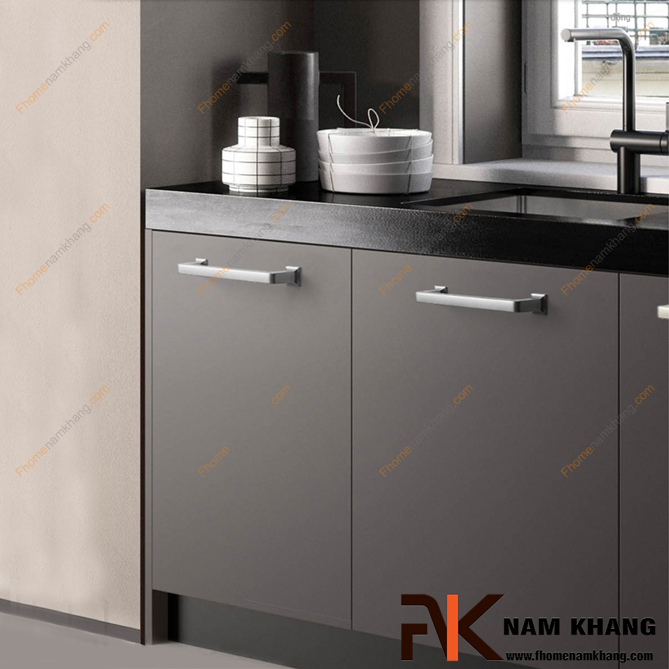Tay nắm cửa tủ bếp màu ghi xám NK404-G là một thiết kế tay nắm tủ có thiết kế khá đơn giản. Bề ngoài của tay nắm dạng một thanh vuông nguyên khối được xử lý bo tròn các góc cạnh hiện đại. 