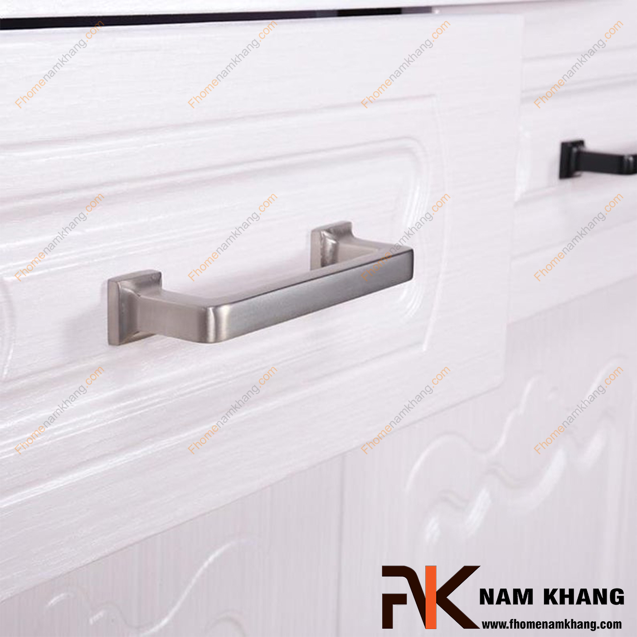 Tay nắm cửa tủ bếp màu ghi xám NK404-G là một thiết kế tay nắm tủ có thiết kế khá đơn giản. Bề ngoài của tay nắm dạng một thanh vuông nguyên khối được xử lý bo tròn các góc cạnh hiện đại. 