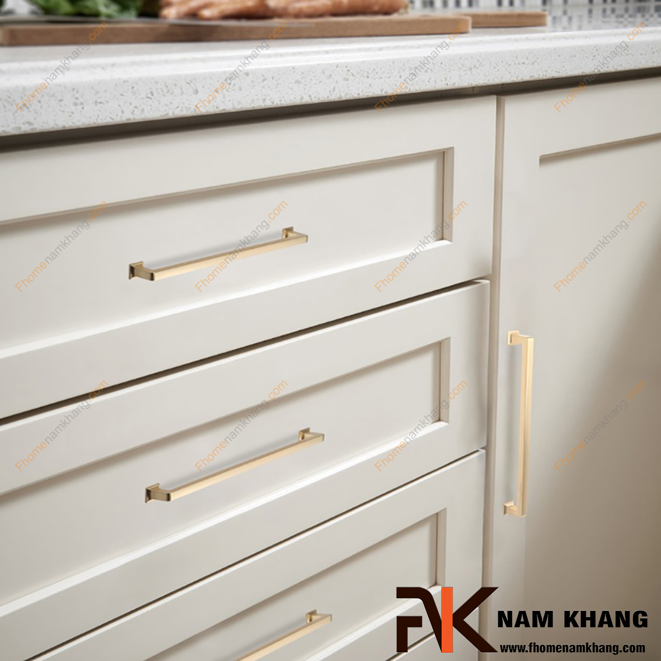 Tay nắm tủ cao cấp màu vàng mờ NK404-VM là một thiết kế tay nắm tủ có thiết kế khá đơn giản. Bề ngoài của tay nắm dạng một thanh vuông nguyên khối được xử lý bo tròn các góc cạnh hiện đại. 