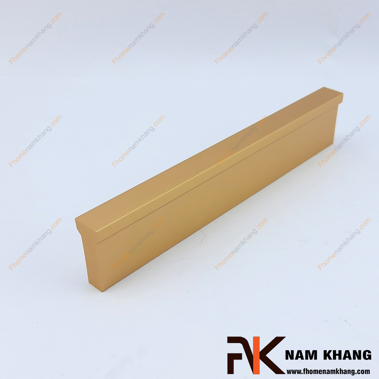 Tay nắm tủ dạng thanh nhiều kích thước màu vàng NK406-V - có dạng thanh chữ T với góc cạnh vuông được xử lý gọn gàng. Sỡ hữu công nghệ anode nhôm tạo màu cực đẹp, NK406 mang đến sự thanh lịch và đẳng cấp cho một sản phẩm chất lượng.