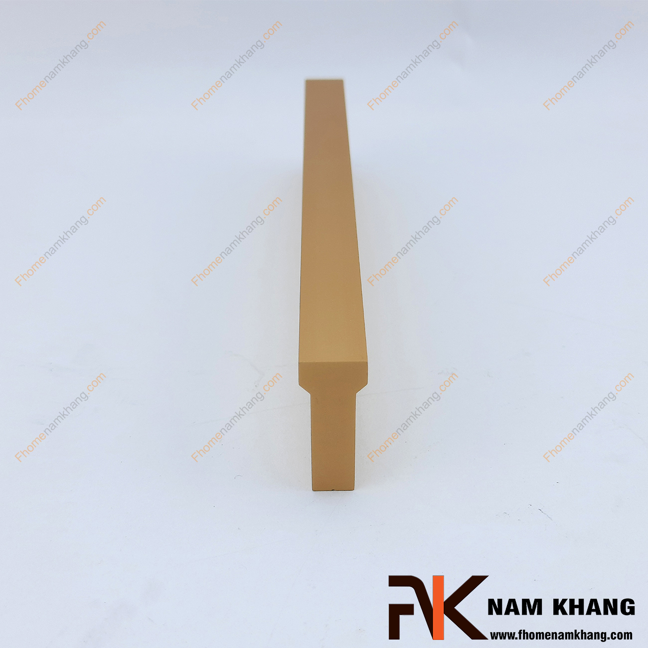 Tay nắm tủ dạng thanh nhiều kích thước màu vàng NK406-V - có dạng thanh chữ T với góc cạnh vuông được xử lý gọn gàng. Sỡ hữu công nghệ anode nhôm tạo màu cực đẹp, NK406 mang đến sự thanh lịch và đẳng cấp cho một sản phẩm chất lượng.