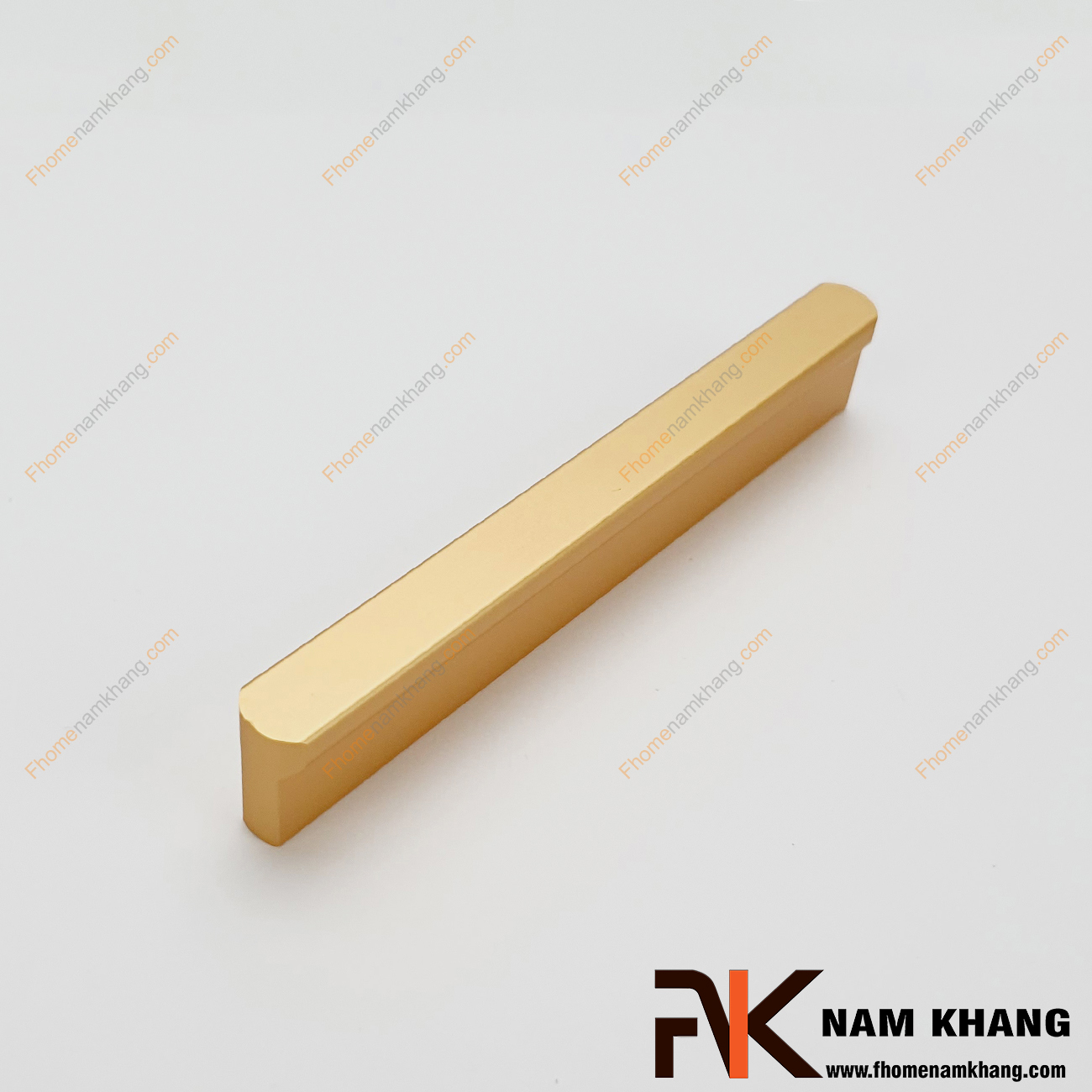 Tay nắm tủ dạng thanh dài đầu bo tròn màu vàng NK406-VB có dạng thanh chữ T với góc cạnh vuông được xử lý gọn gàng. Phần đầu của tay nắm được bo tròn mang lại nét thẩm mĩ và độ an toàn cao