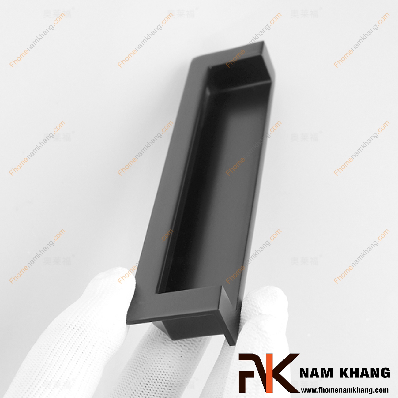 Tay nắm tủ dạng thanh âm màu đen mờ NK410L-DM , một mẫu tay nắm cửa tủ, cửa chính rất độc đáo. Được thiết kế với khuôn dạng thanh mảnh vuông góc và lắp đặt âm vào bên trong cánh cửa, điều này tăng khả năng ghép nối bền chặt hơn.