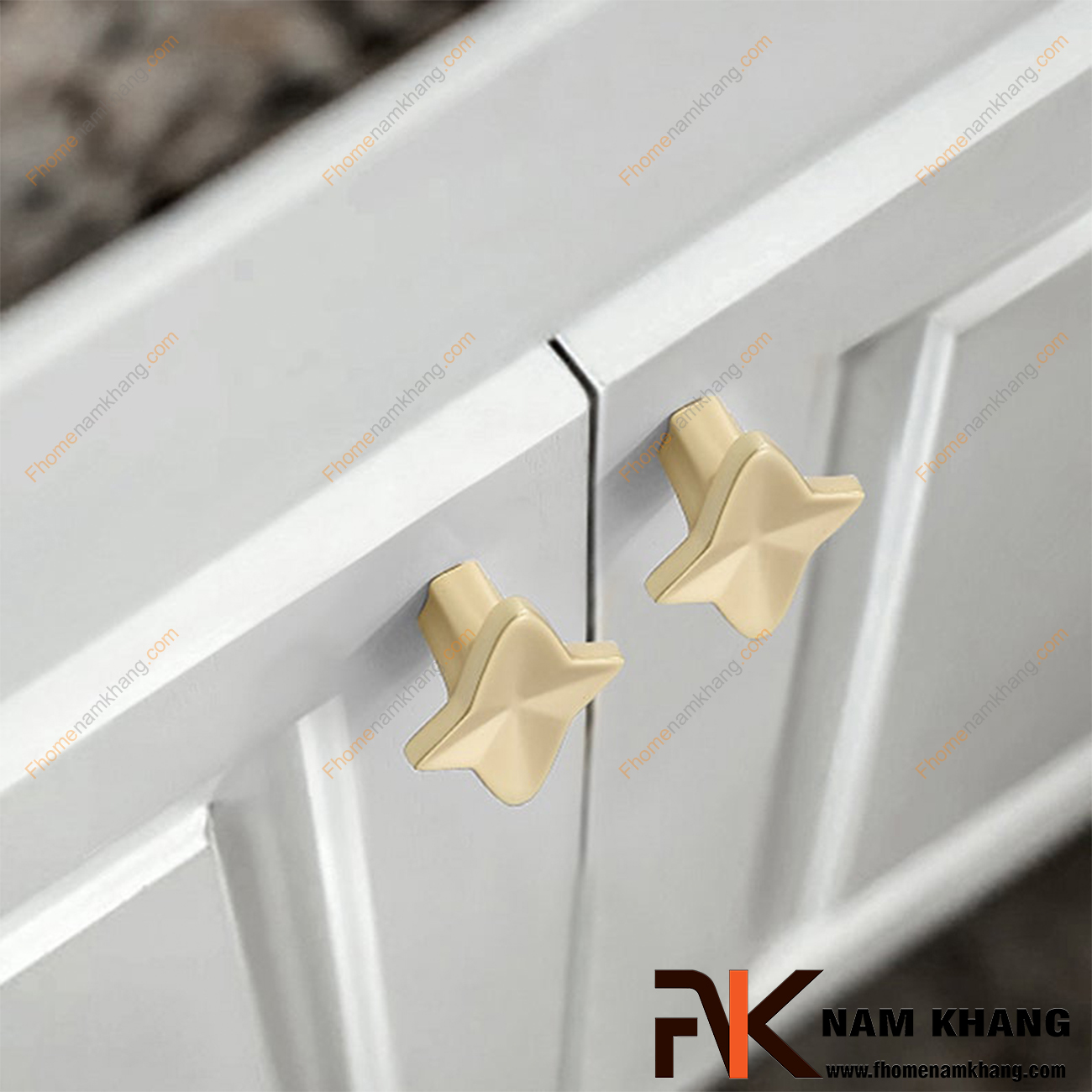 Núm cửa tủ sao 4 cánh màu vàng mờ NK413-VM lấy cảm hứng theo sao 4 cánh với các góc cạnh được xử lý có chiều sâu tạo nên cái nhìn rất độc đáo cho một sản phẩm phụ kiện dành cho cửa tủ. 