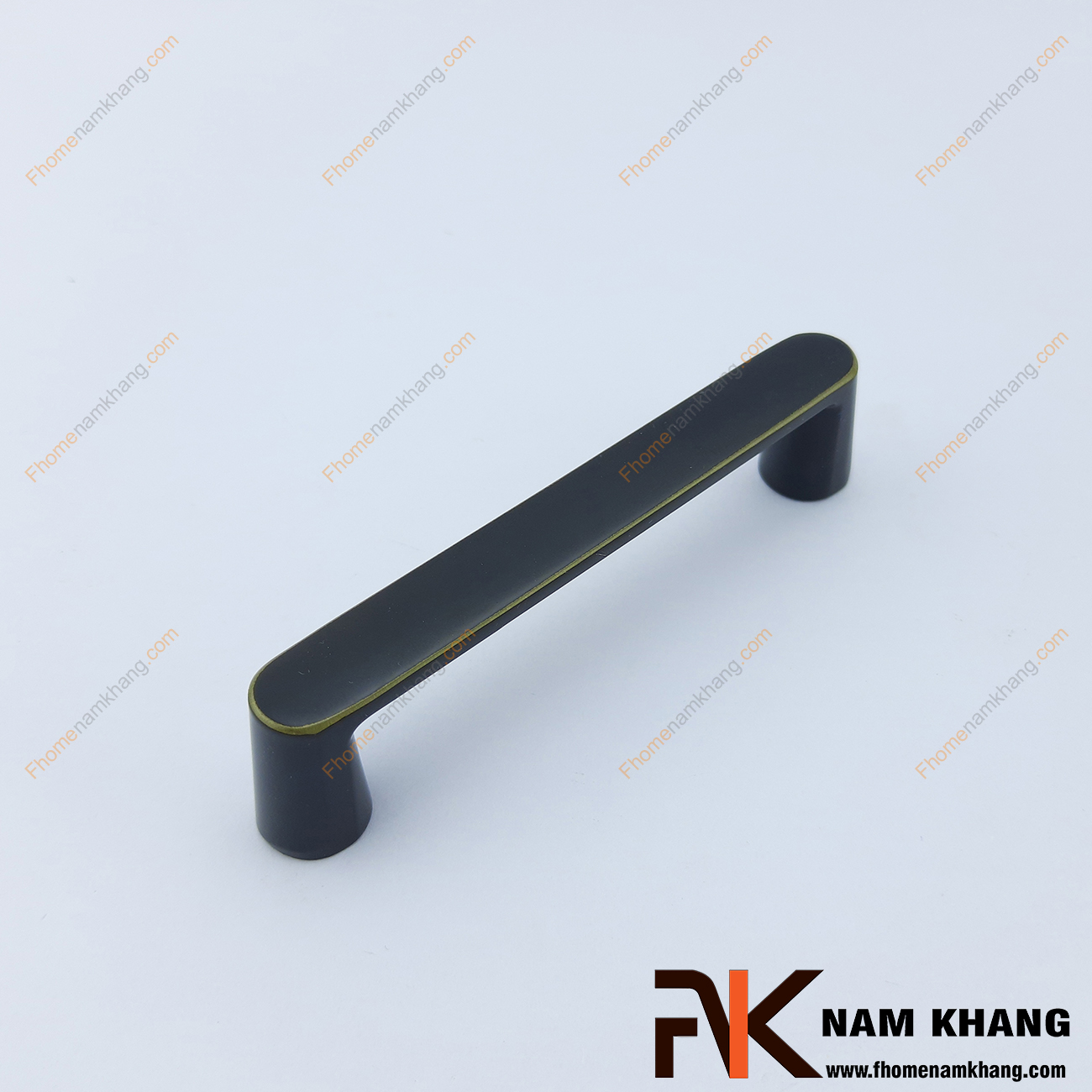Tay nắm tủ dạng thanh dẹp màu đen viền vàng NK421-DV có thiết kế đơn giản với phần thân dẹp và phần đế hình bán trụ ở hai đầu của tay nắm