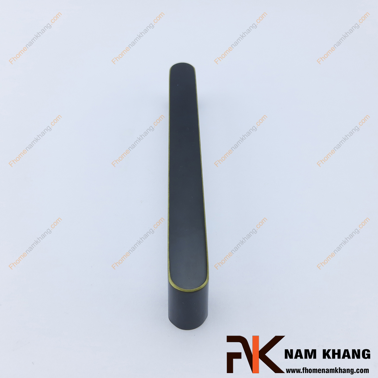 Tay nắm tủ dạng thanh dẹp màu đen viền vàng NK421-DV có thiết kế đơn giản với phần thân dẹp và phần đế hình bán trụ ở hai đầu của tay nắm