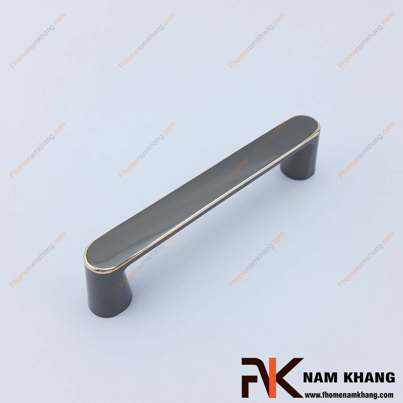 Tay nắm tủ dạng thanh dẹp màu ghi viền vàng NK421-GV có thiết kế đơn giản với phần thân dẹp và phần đế hình bán trụ ở hai đầu của tay nắm