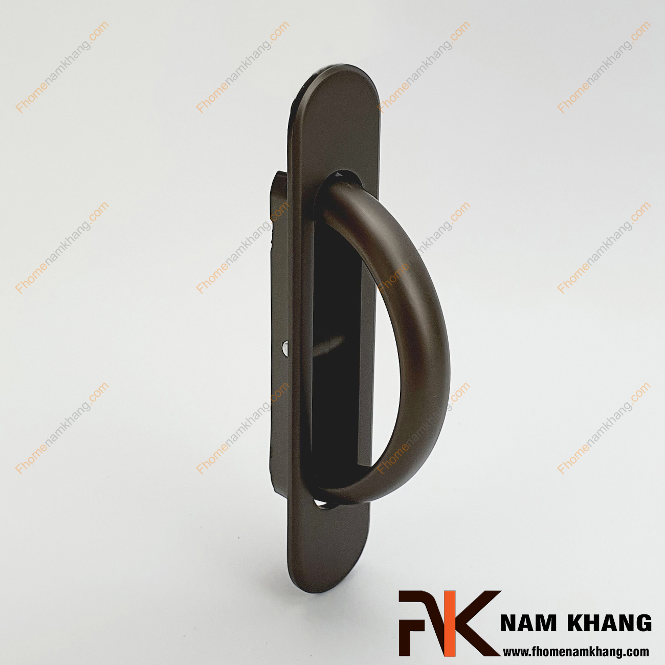 Tay âm lật kéo dạng trơn màu xám NK436-X là dạng tay nắm âm tủ độc đáo, sản phẩm được lắp âm vào trong cánh cửa tủ như các dạng tay nắm âm khác tuy nhiên phần để nắm kéo mở có thêm một thao tác vấn vào phần thân ở giữa để phần nắm kéo được xoay ra.