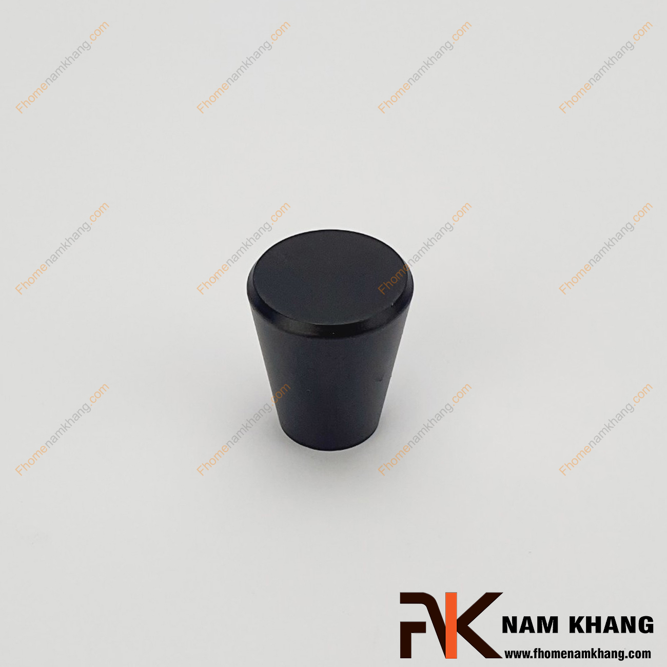 Núm cửa tủ dạng tròn màu đen NK238-DT, sản phẩm phụ kiện tủ kệ nhỏ gọn được sử dụng rộng rãi trong sản xuất lắp đặt các dạng tủ kệ ngăn kéo và trong trang trí không gian nội ngoại thất.