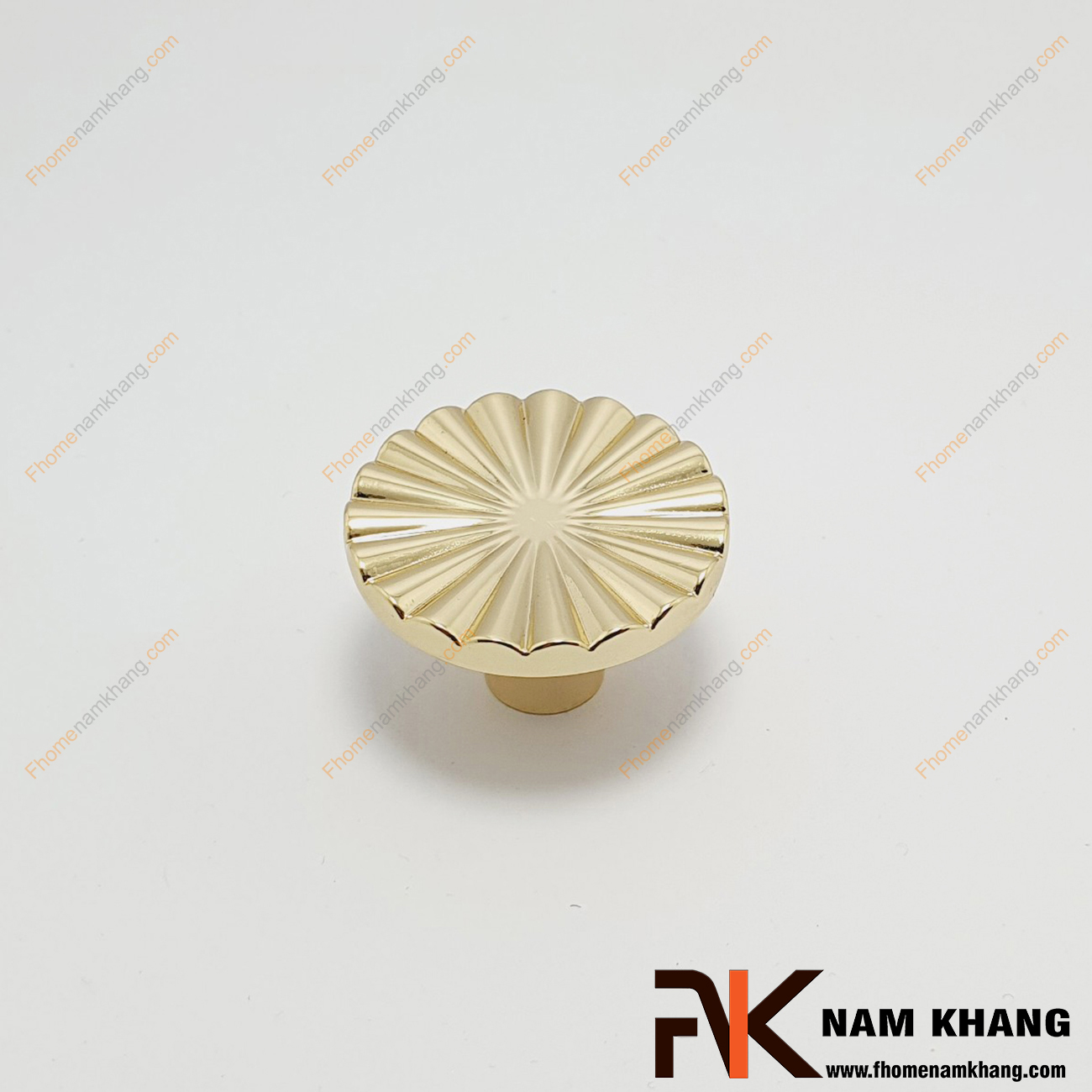 Núm cửa tủ dạng tròn hoa văn quạt đồng tâm vàng bóng NK286Q-V, thiết kế rất đặc trưng và mang đậm vẻ sang trọng cao cấp. 